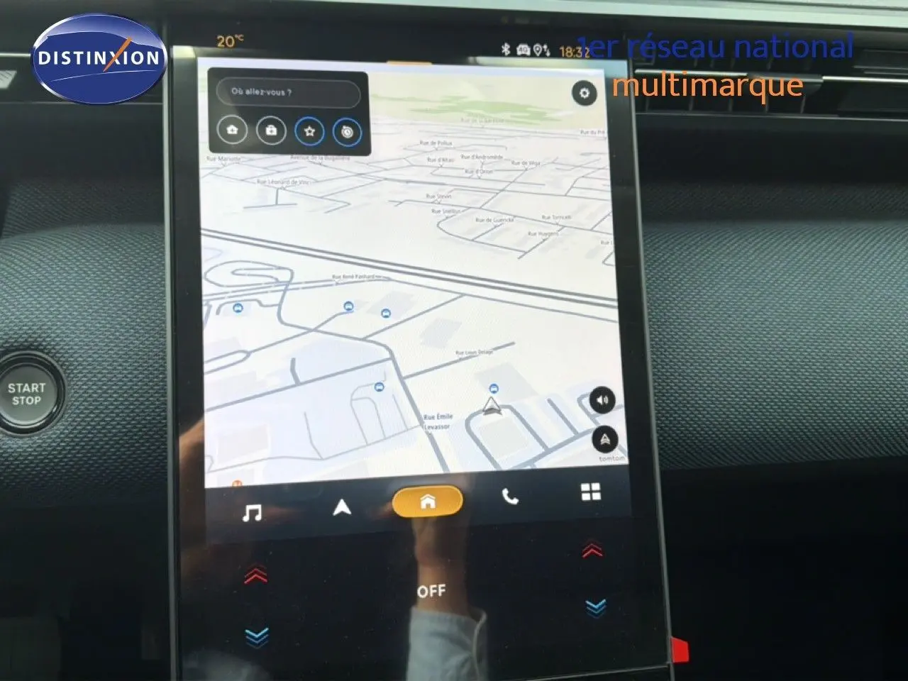 Vue rapprochée de l’écran tactile central du Citroën C5 Aircross gris platinium, affichant la navigation GPS.