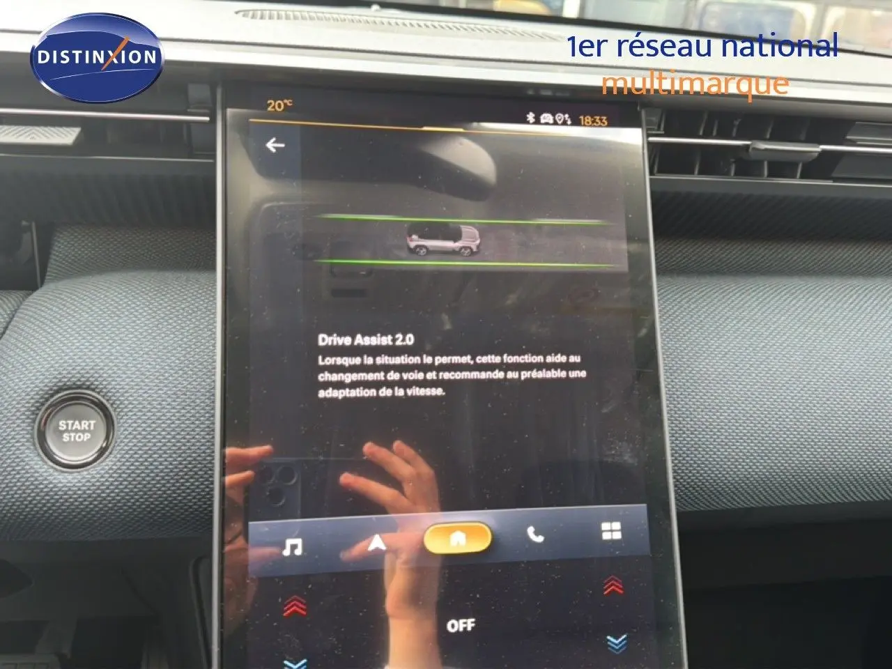 Écran tactile central affichant l'assistance Drive Assist 2.0 dans l'habitacle du Citroën C5 Aircross Hybrid 2026.