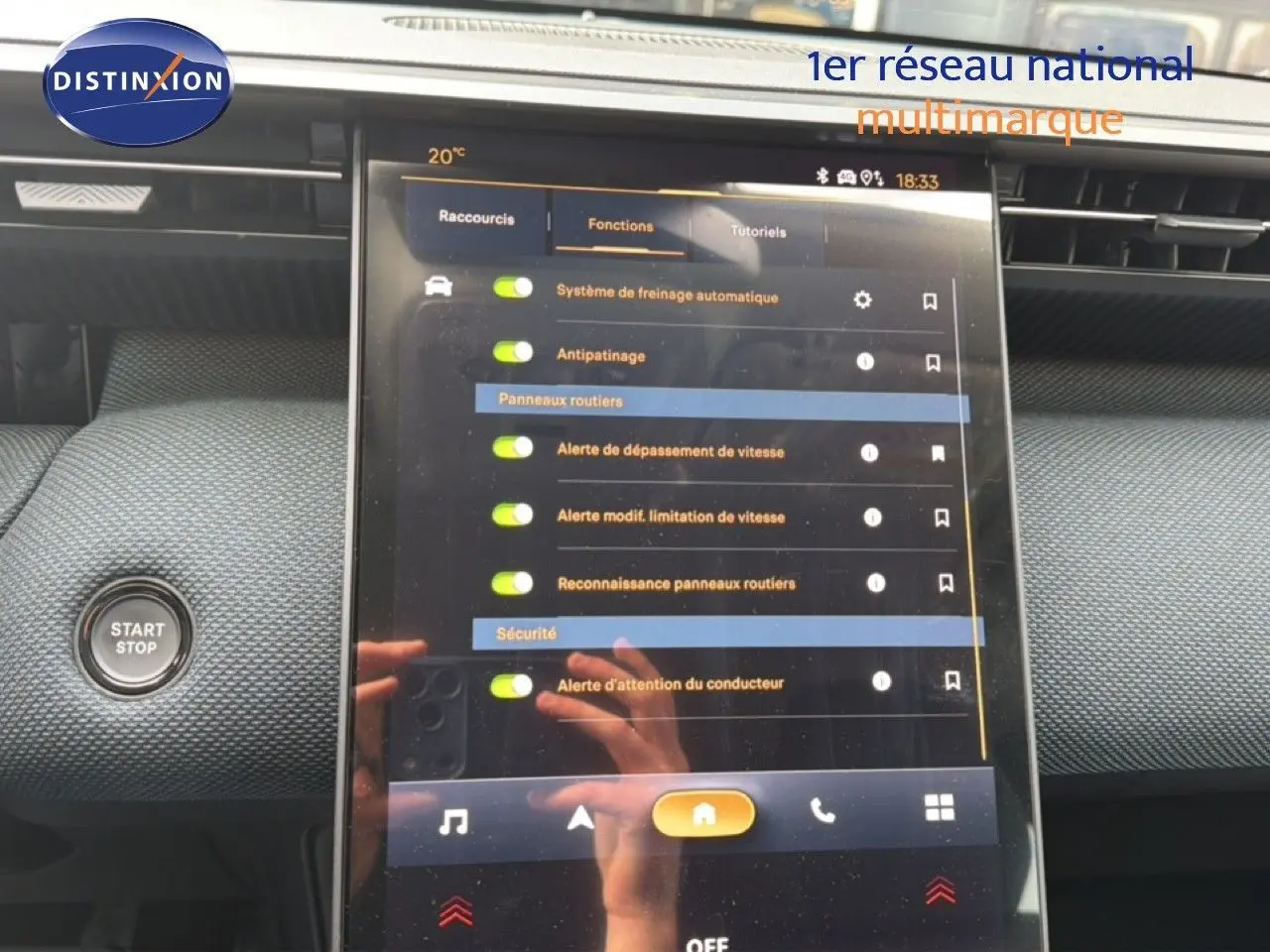 Vue rapprochée de l’écran tactile central du Citroën C5 Aircross Hybrid 2026 avec interface de réglages de sécurité et bouton Start/Stop.
