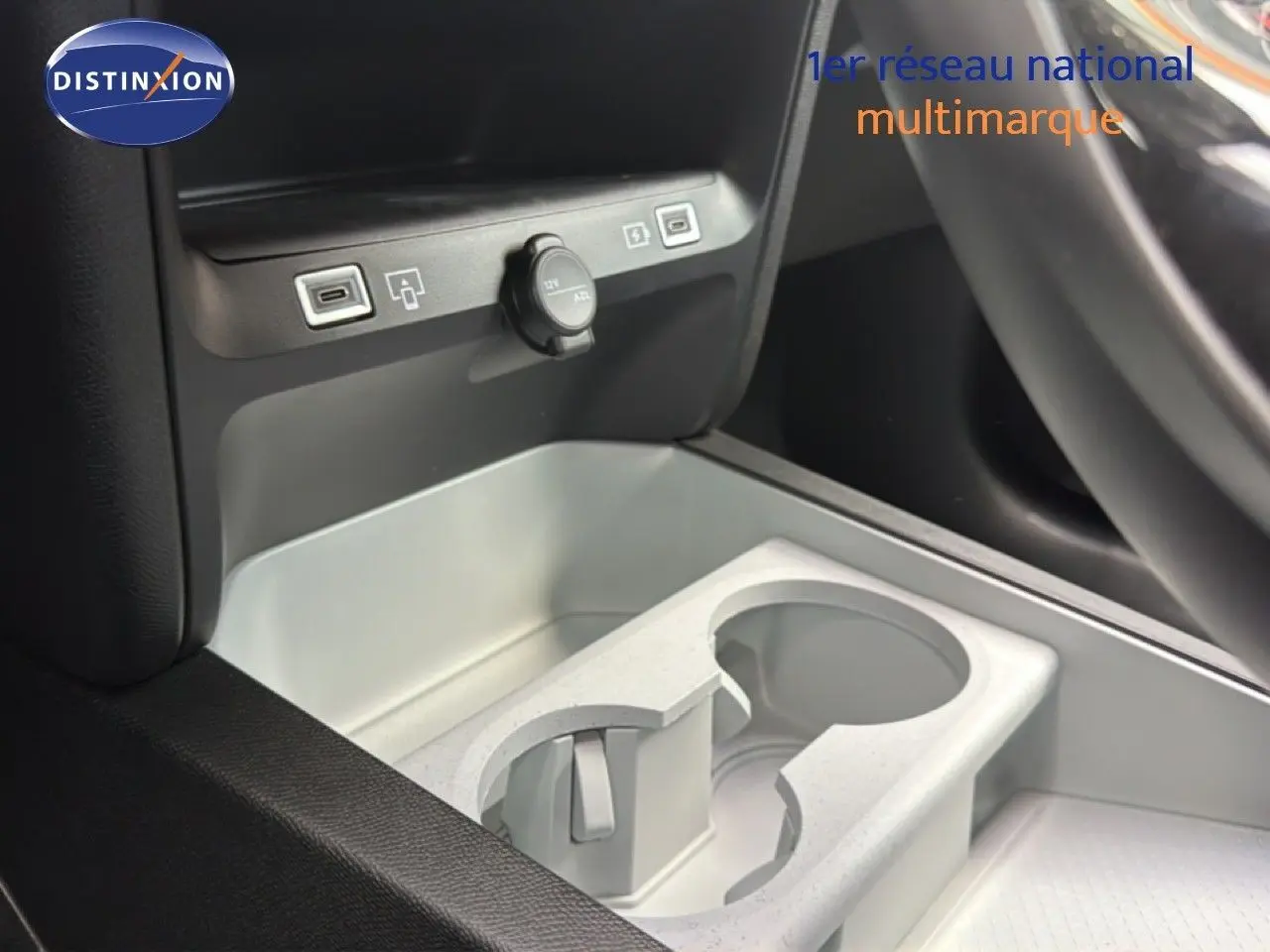 Gros plan sur la console centrale avec porte-gobelets et prises USB du Citroën C5 Aircross Hybrid gris platinium.