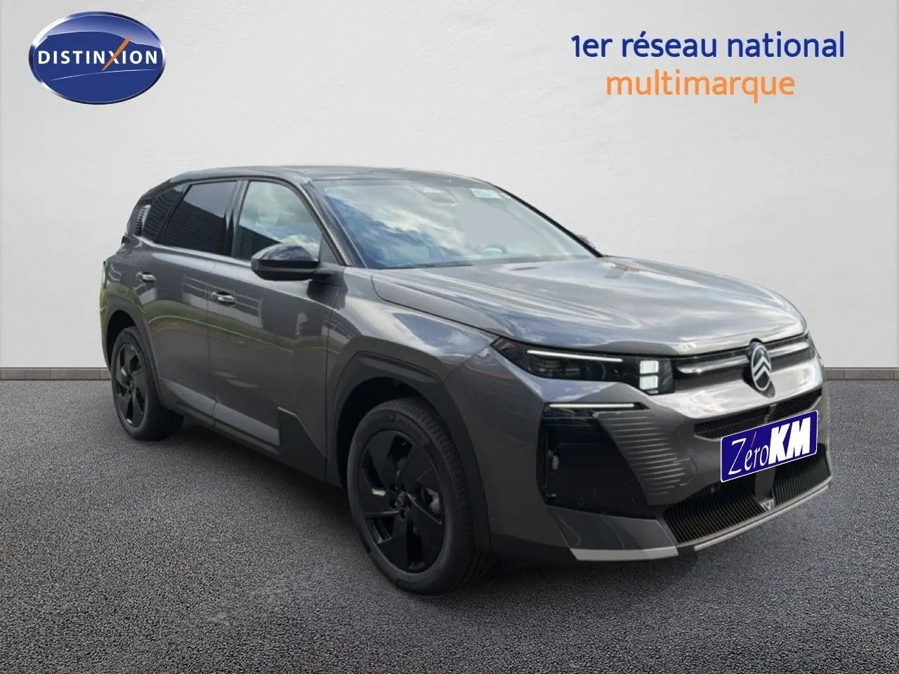 Vue 3/4 avant d'un Citroën C5 Aircross Hybrid gris platinium métallisé avec jantes noires et calandre moderne.