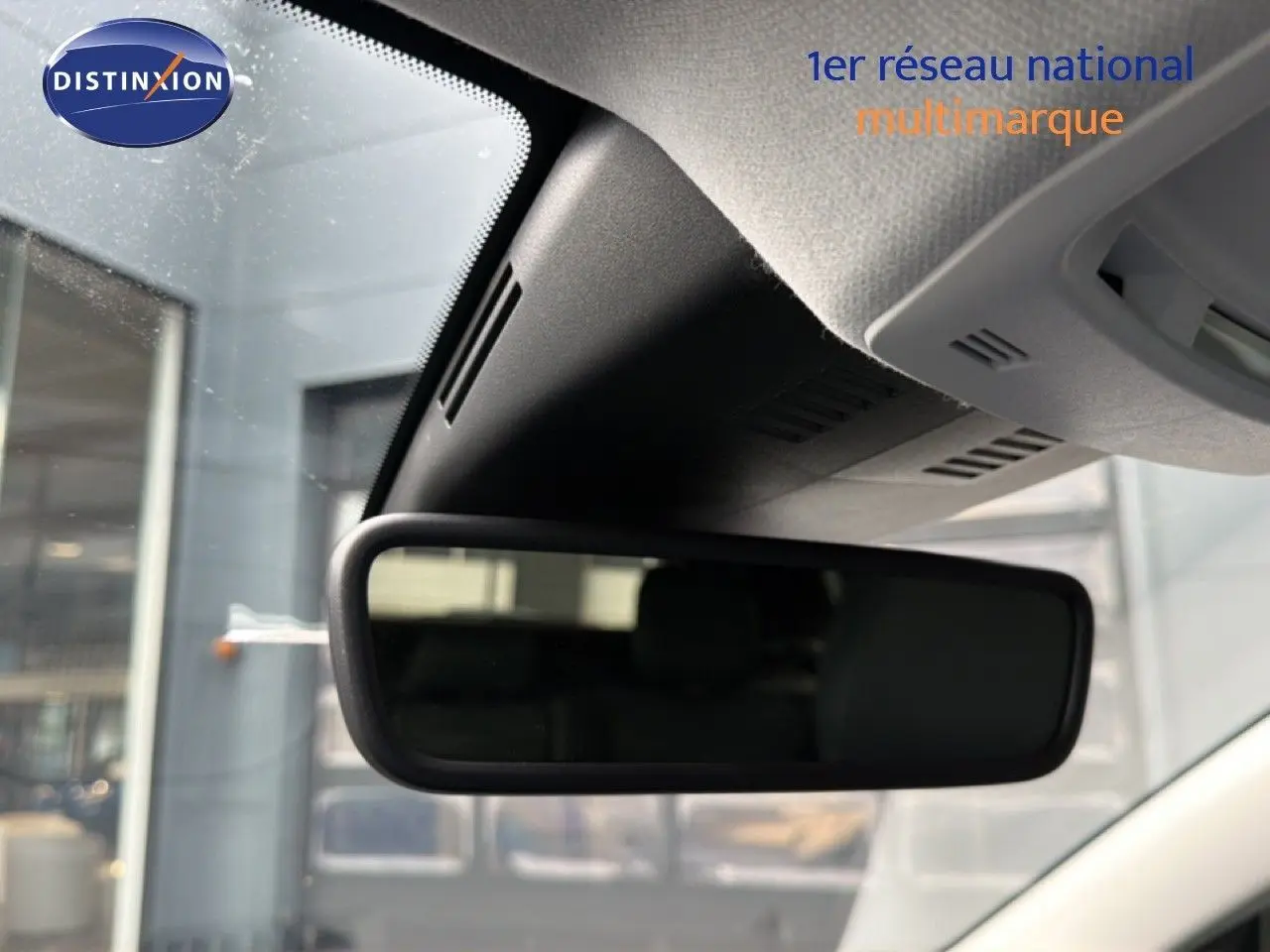 Rétroviseur intérieur en gros plan du Citroën C5 Aircross gris platinium, avec vue partielle de l'habitacle et pare-brise.