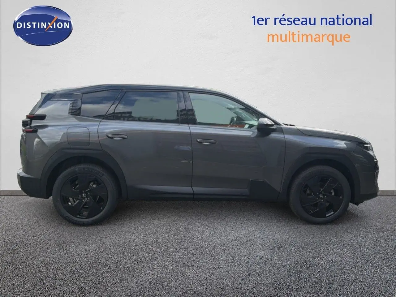 Profil droit d'un Citroën C5 Aircross Hybrid gris platinium métal avec jantes noires et vitres teintées.