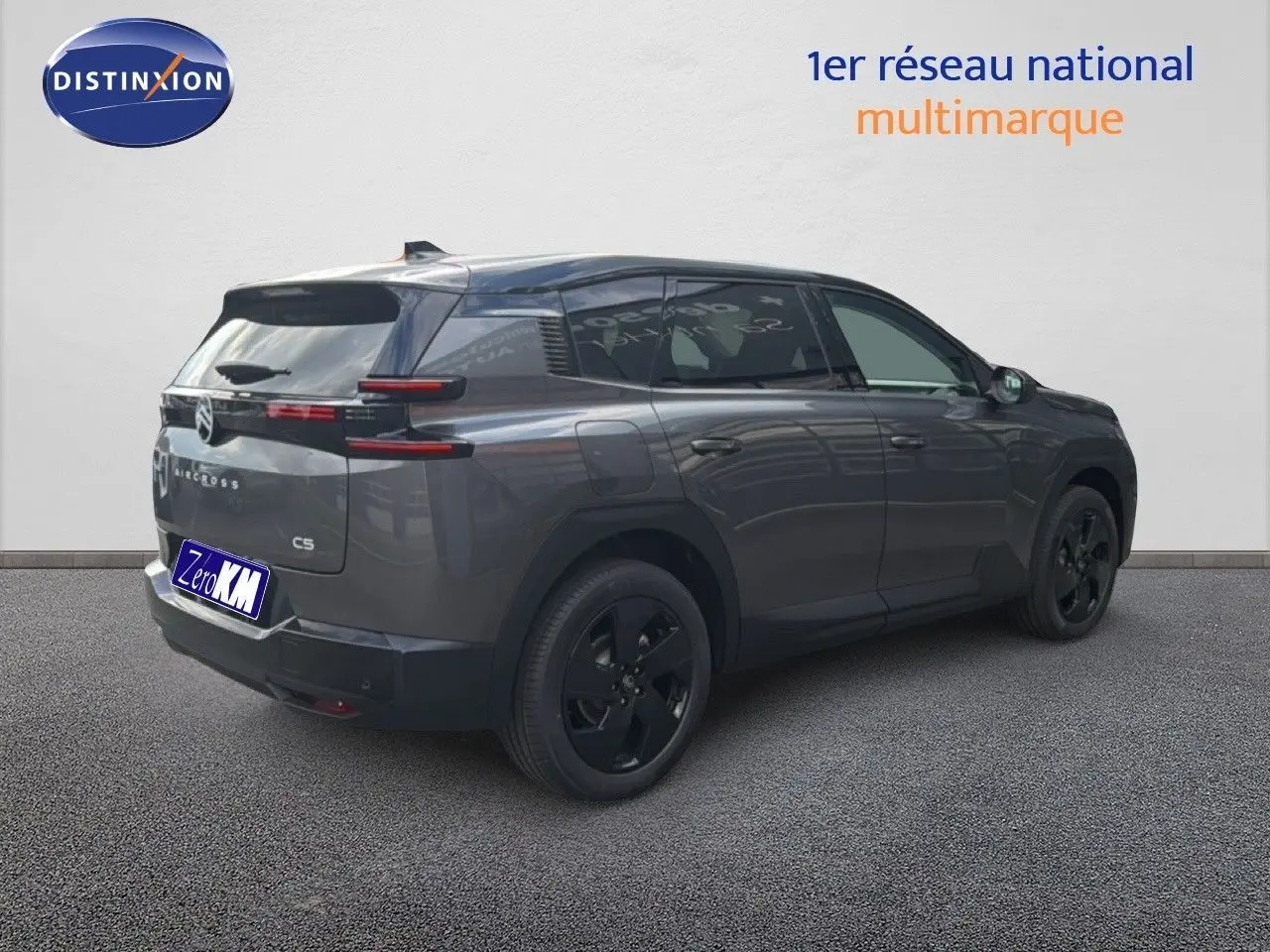 Vue 3/4 arrière droite d'un Citroën C5 Aircross Hybrid gris platinium métallisé avec jantes noires et vitres teintées.