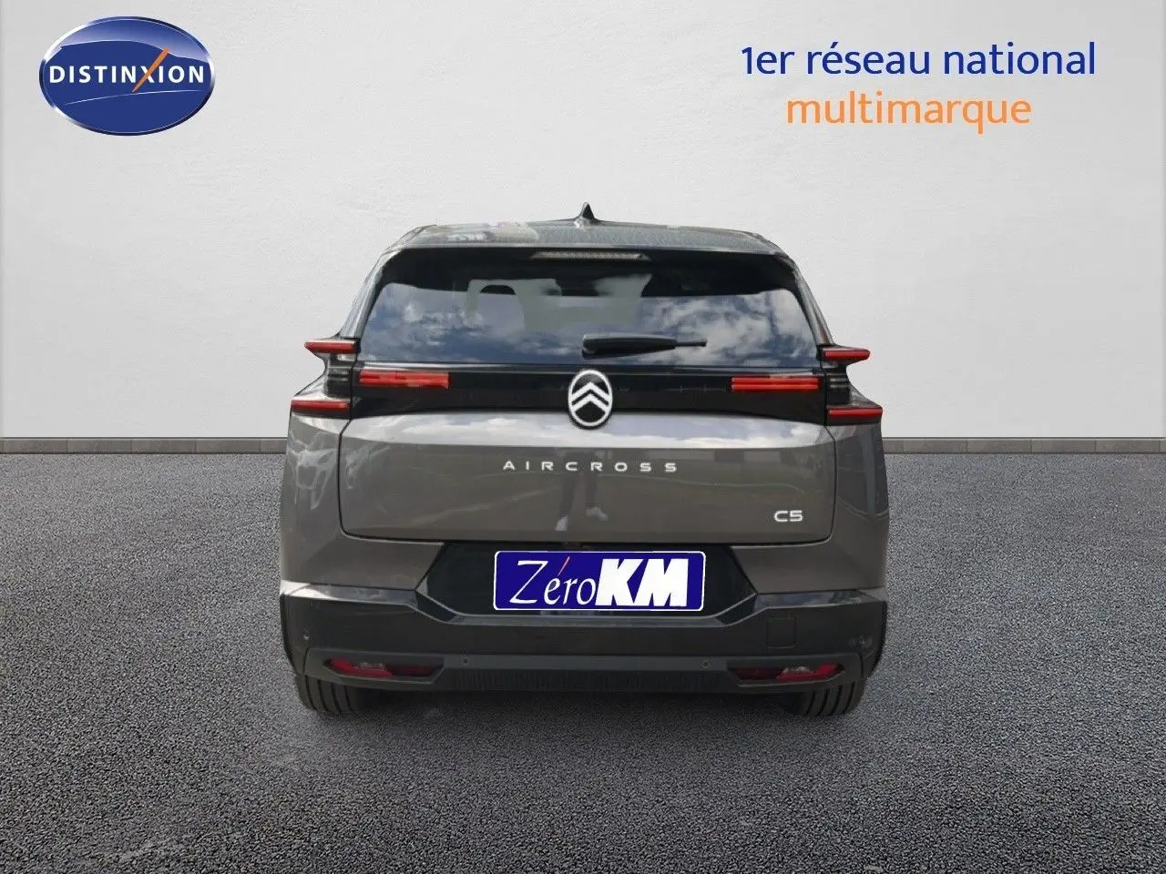 Vue arrière du Citroën C5 Aircross gris platinium métal, mettant en valeur ses feux LED horizontaux et son logo central.