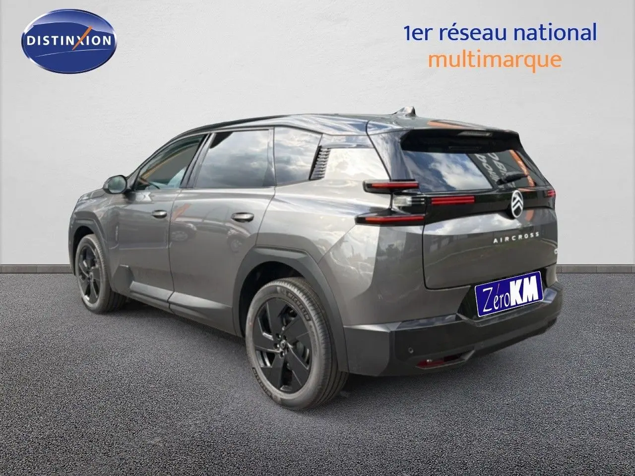 Vue 3/4 arrière droite d’un Citroën C5 Aircross gris platinium métal avec feux arrière LED et jantes noires.