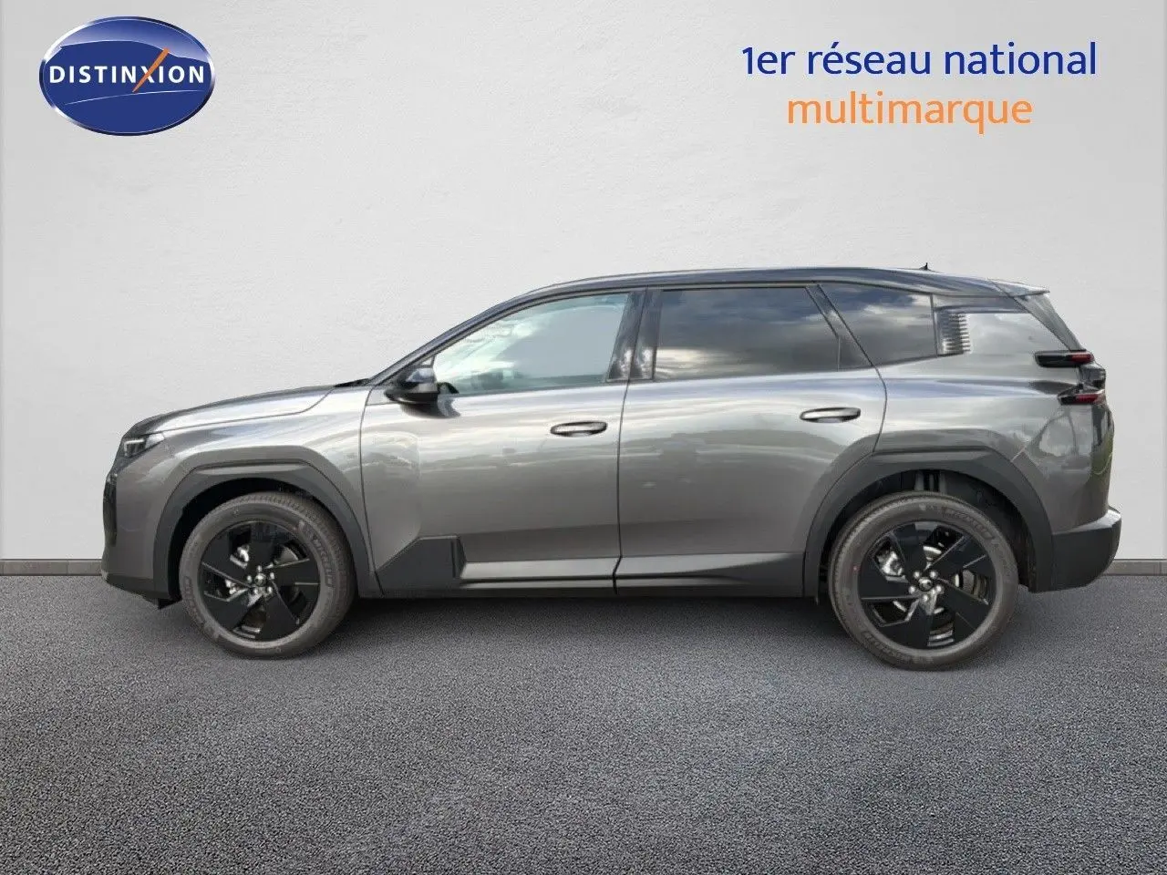 Profil droit du Citroën C5 Aircross Hybrid gris platinium métal avec jantes noires et lignes modernes.
