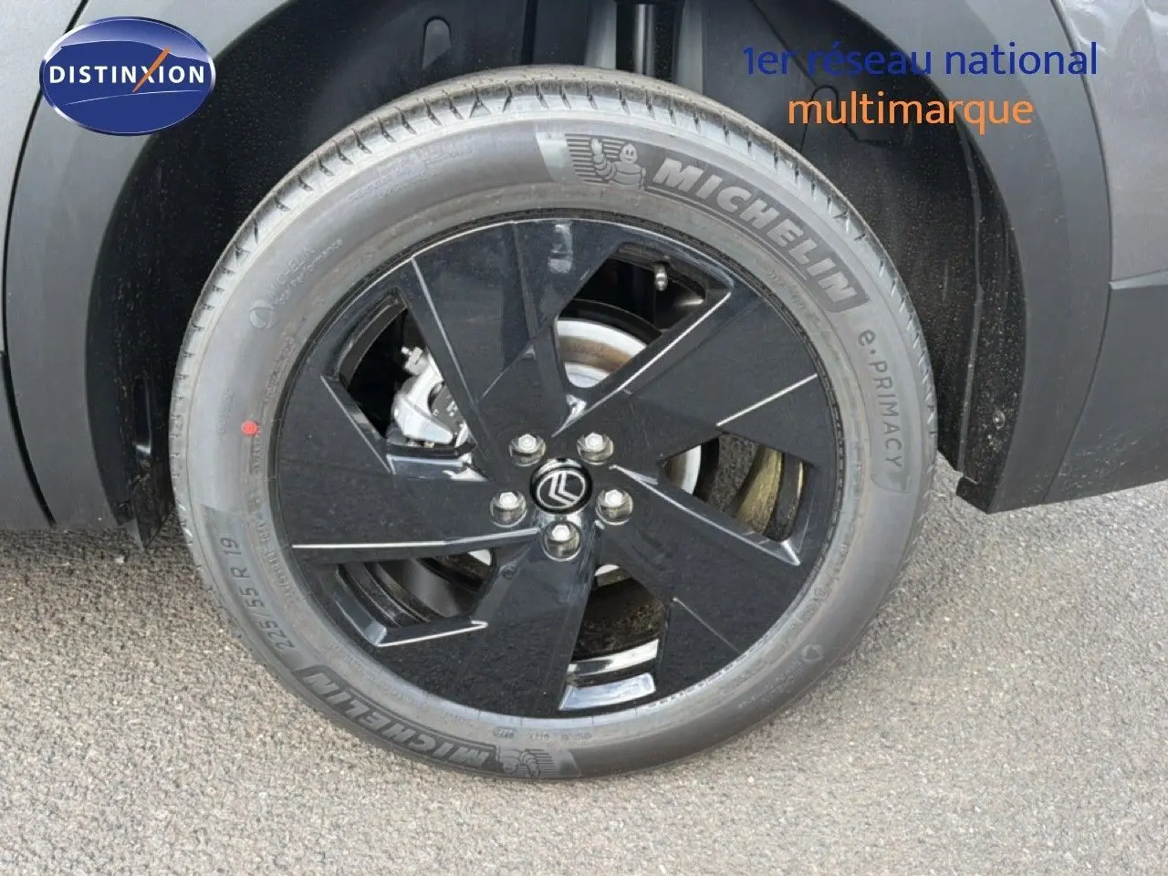Gros plan sur la roue avant gauche du Citroën C5 Aircross gris platinium avec jante noire au design moderne.