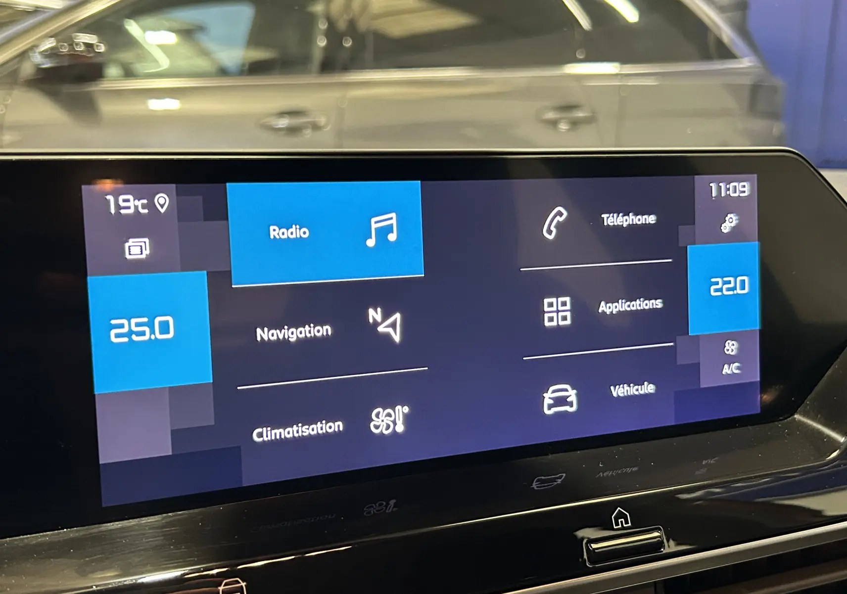 Écran tactile central de la Citroën C4 PureTech 100 Feel 2021 affichant les options radio, navigation et climatisation.