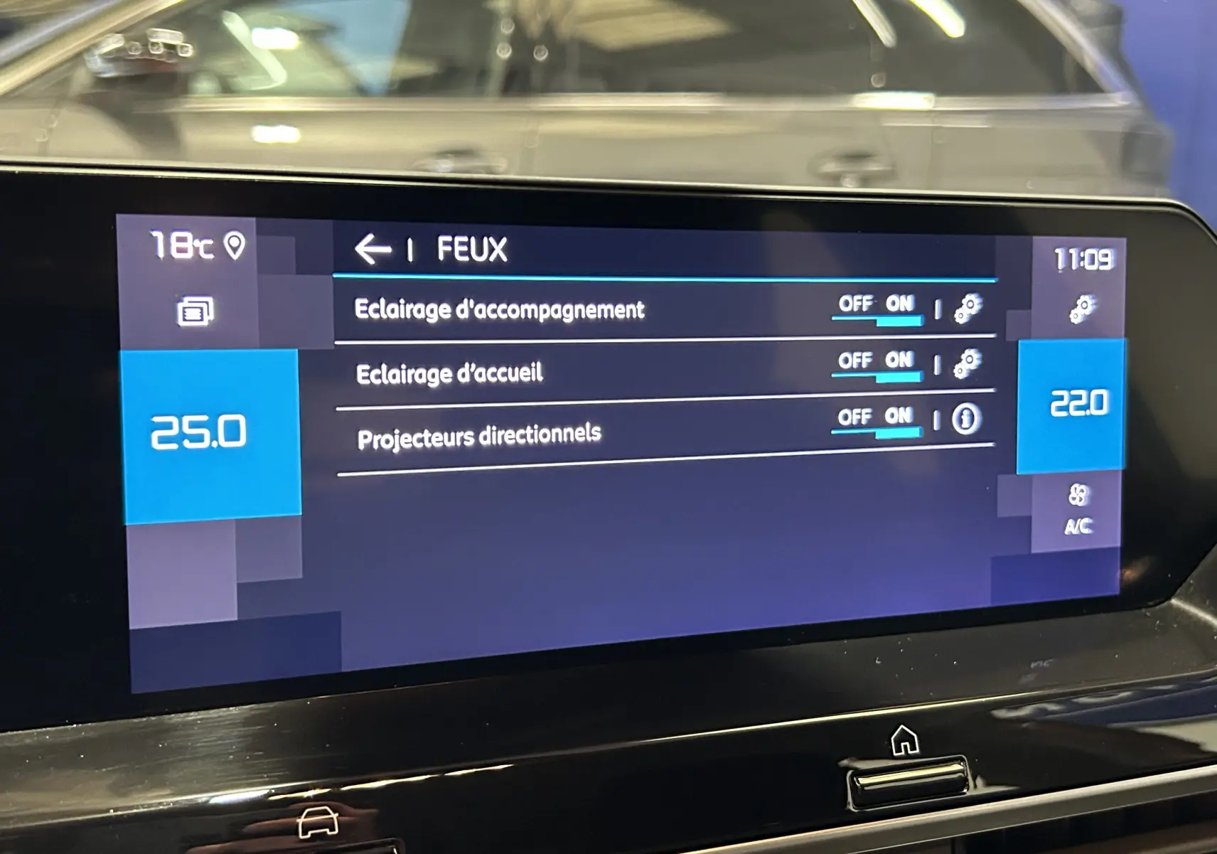 Écran tactile intérieur de la Citroën C4 PureTech 100 Feel affichant les réglages des feux et la climatisation.