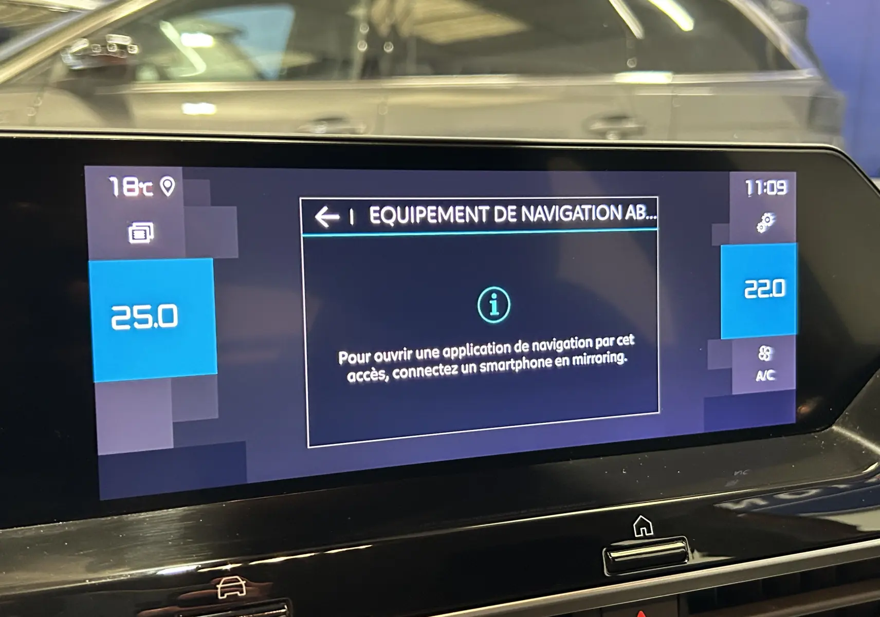 Écran tactile central de la Citroën C4 PureTech 100 Feel affichant les réglages de navigation et climatisation.