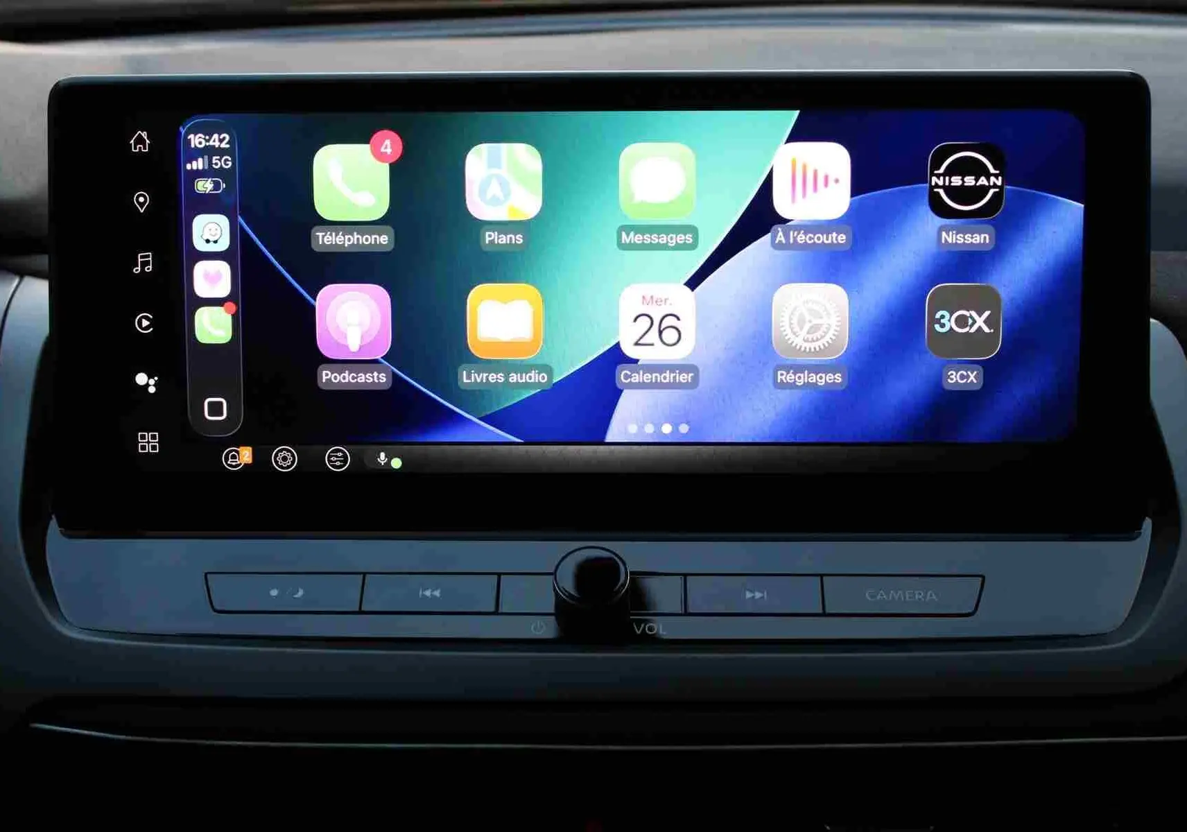 Coffre ouvert du Nissan Qashqai 2025 gris céramique métal avec toit noir, vue arrière montrant l'espace de chargement.