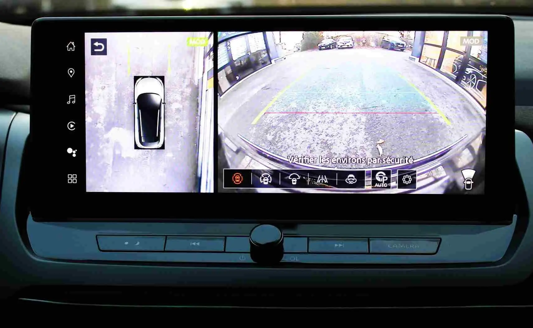 Intérieur du Nissan Qashqai 2025 vu côté conducteur, avec tableau de bord numérique et console centrale moderne en cuir noir.