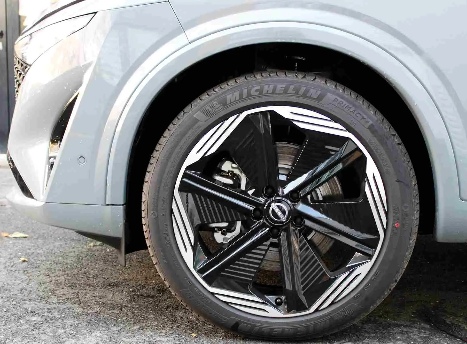 Gros plan sur la commande de boîte automatique noire du Nissan Qashqai 2025 gris céramique avec toit noir.