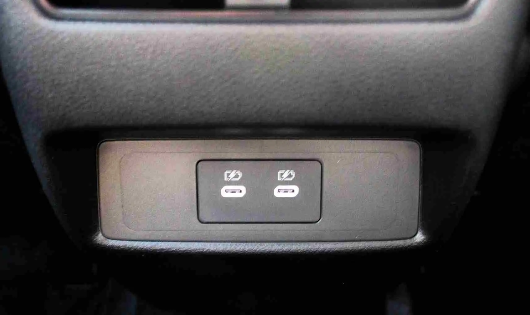 Vue intérieure côté conducteur du Nissan Qashqai 2025, sièges cuir noir avec surpiqûres blanches et logo Qashqai brodé.