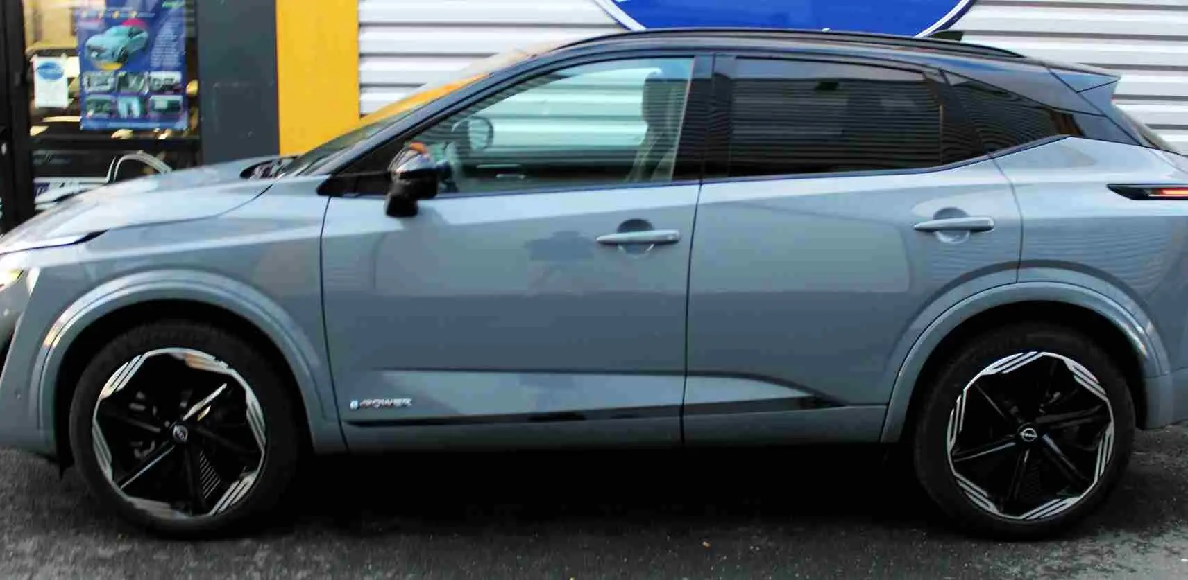 Vue latérale des sièges arrière en cuir noir du Nissan Qashqai 2025, finition N-Design, avec ceinture de sécurité visible.