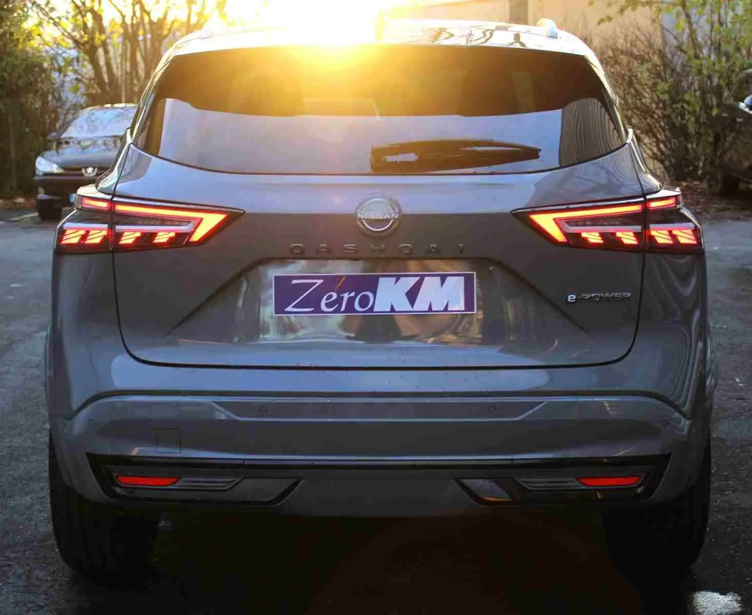 Vue intérieure du toit ouvrant panoramique et des sièges en cuir noir du Nissan Qashqai 2025 gris céramique.