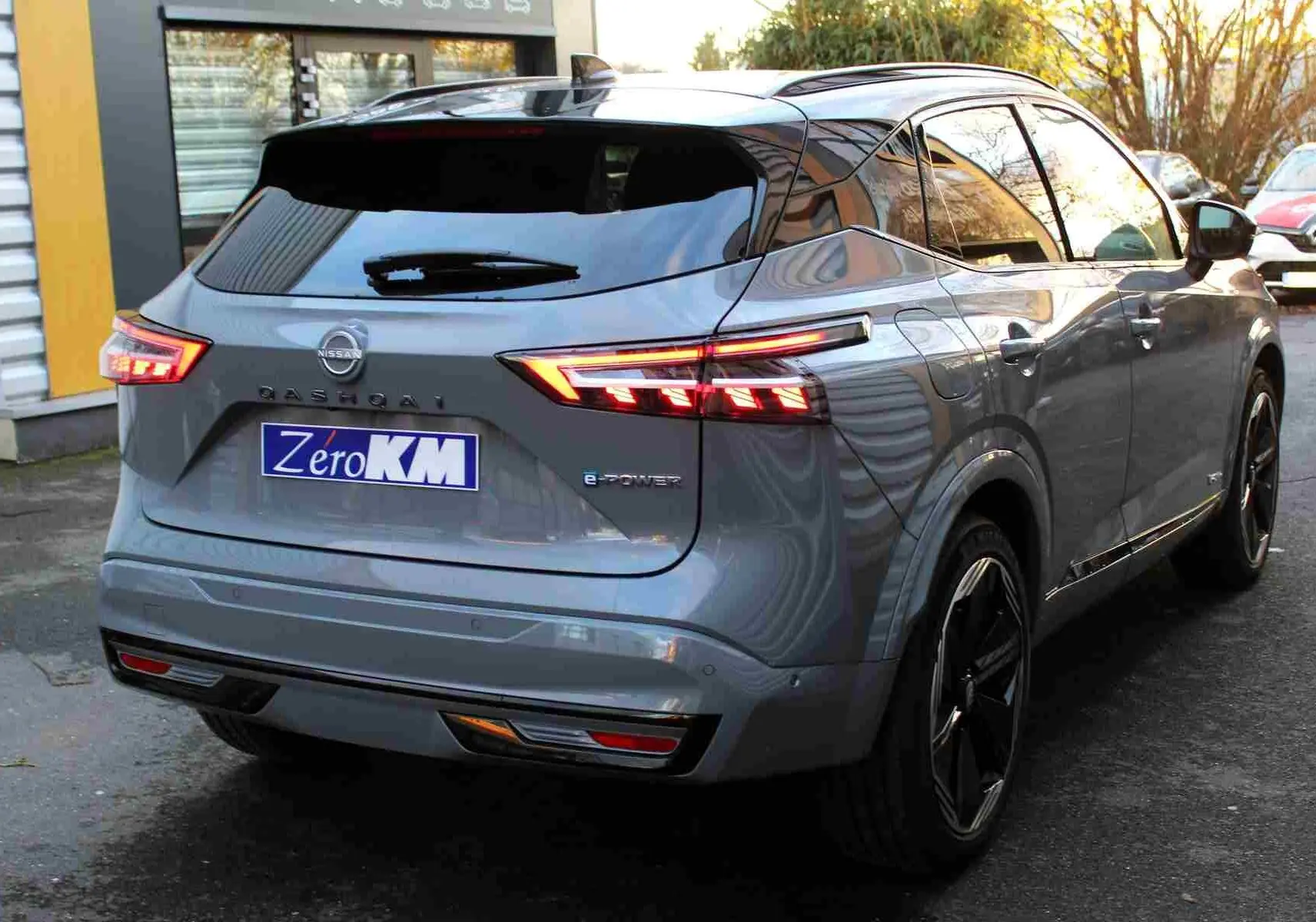 Tableau de bord numérique du Nissan Qashqai 2025 affichant la vitesse, la température et l'autonomie en mode hybride.