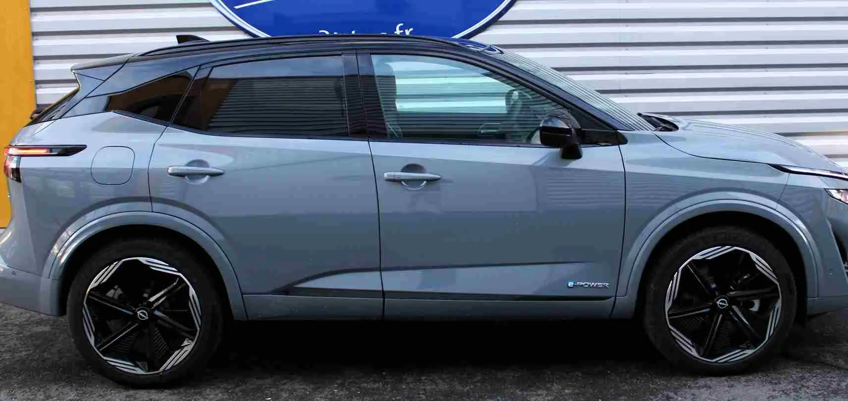 Vue rapprochée du tableau de bord numérique du Nissan Qashqai gris céramique avec affichage de navigation et compteurs digitaux.