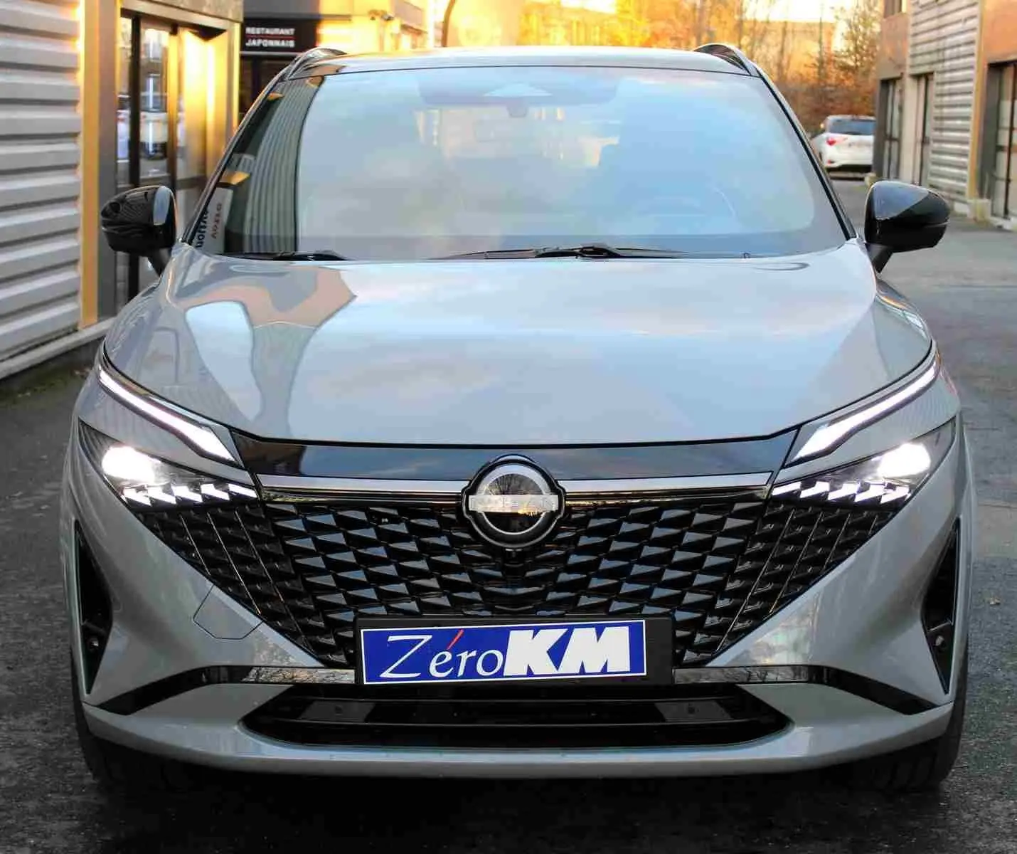 Gros plan sur la commande d'essuie-glace du Nissan Qashqai 2025, finition gris céramique métal toit noir.