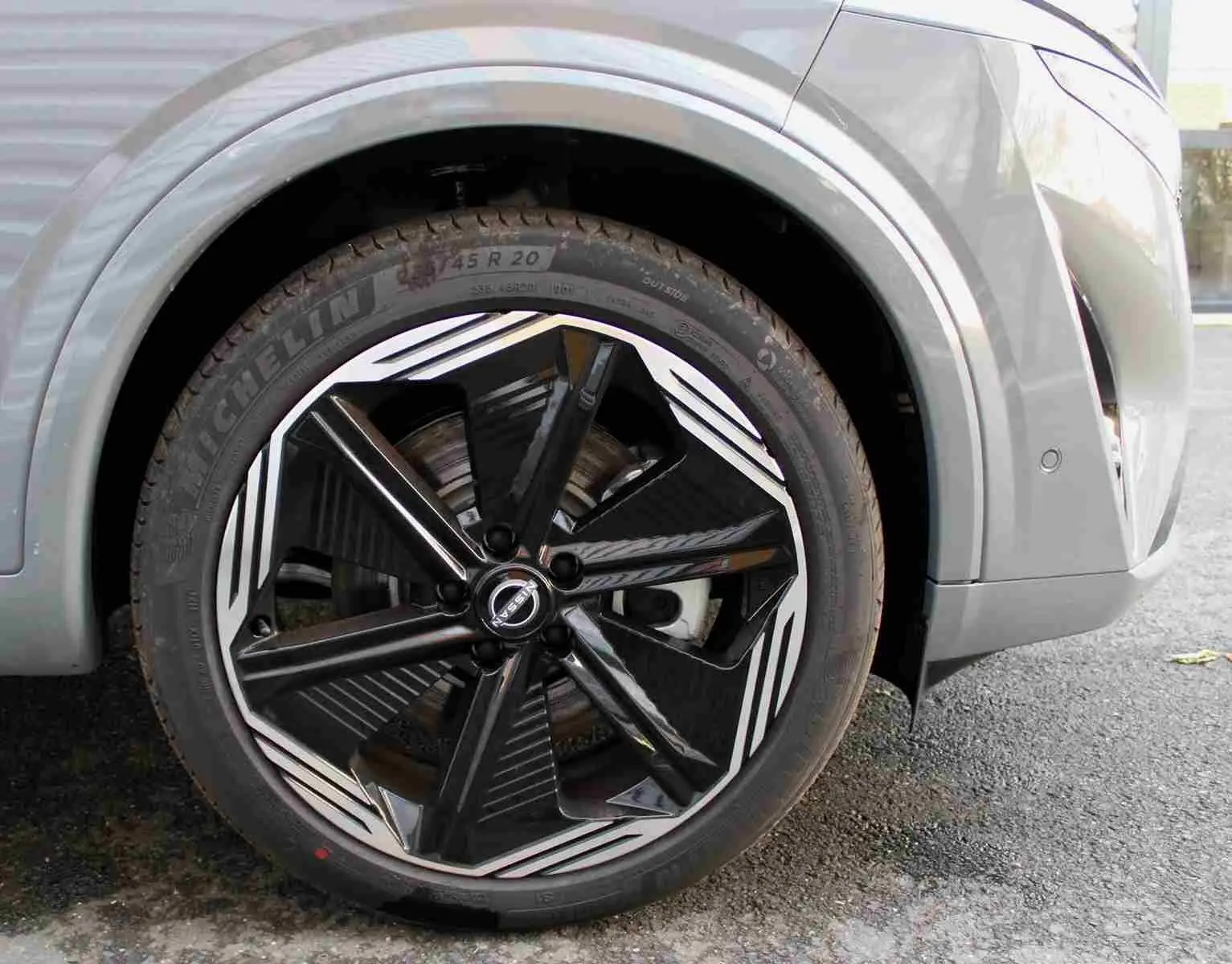 Gros plan sur la commande des phares et clignotants côté gauche du tableau de bord du Nissan Qashqai gris céramique.