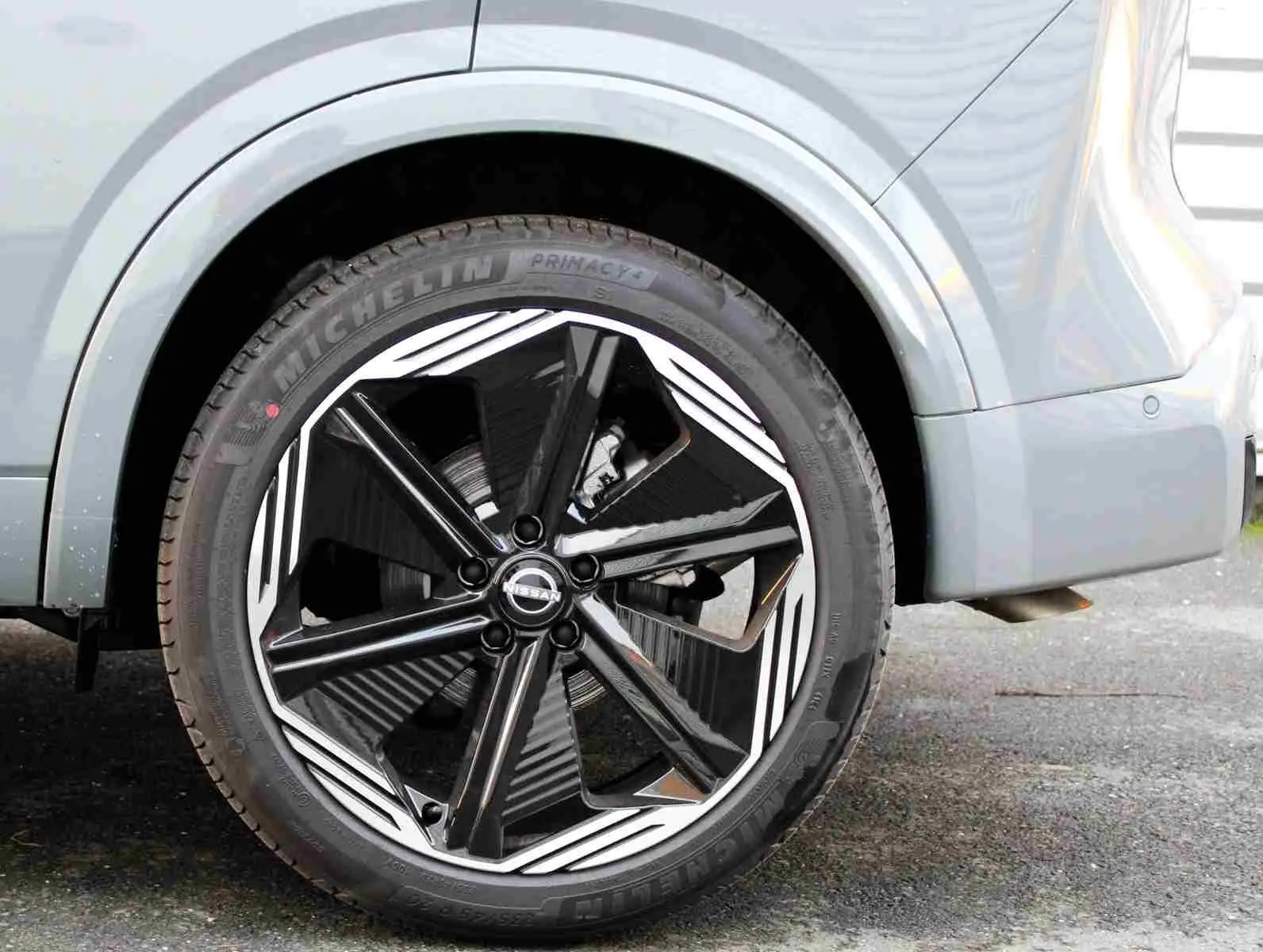 Gros plan sur les commandes de régulateur de vitesse au volant cuir noir du Nissan Qashqai gris céramique 2025.