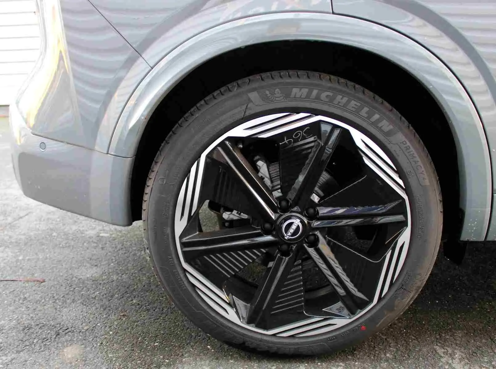 Gros plan sur la commande des vitres et rétroviseurs côté conducteur du Nissan Qashqai 2025 gris céramique toit noir.