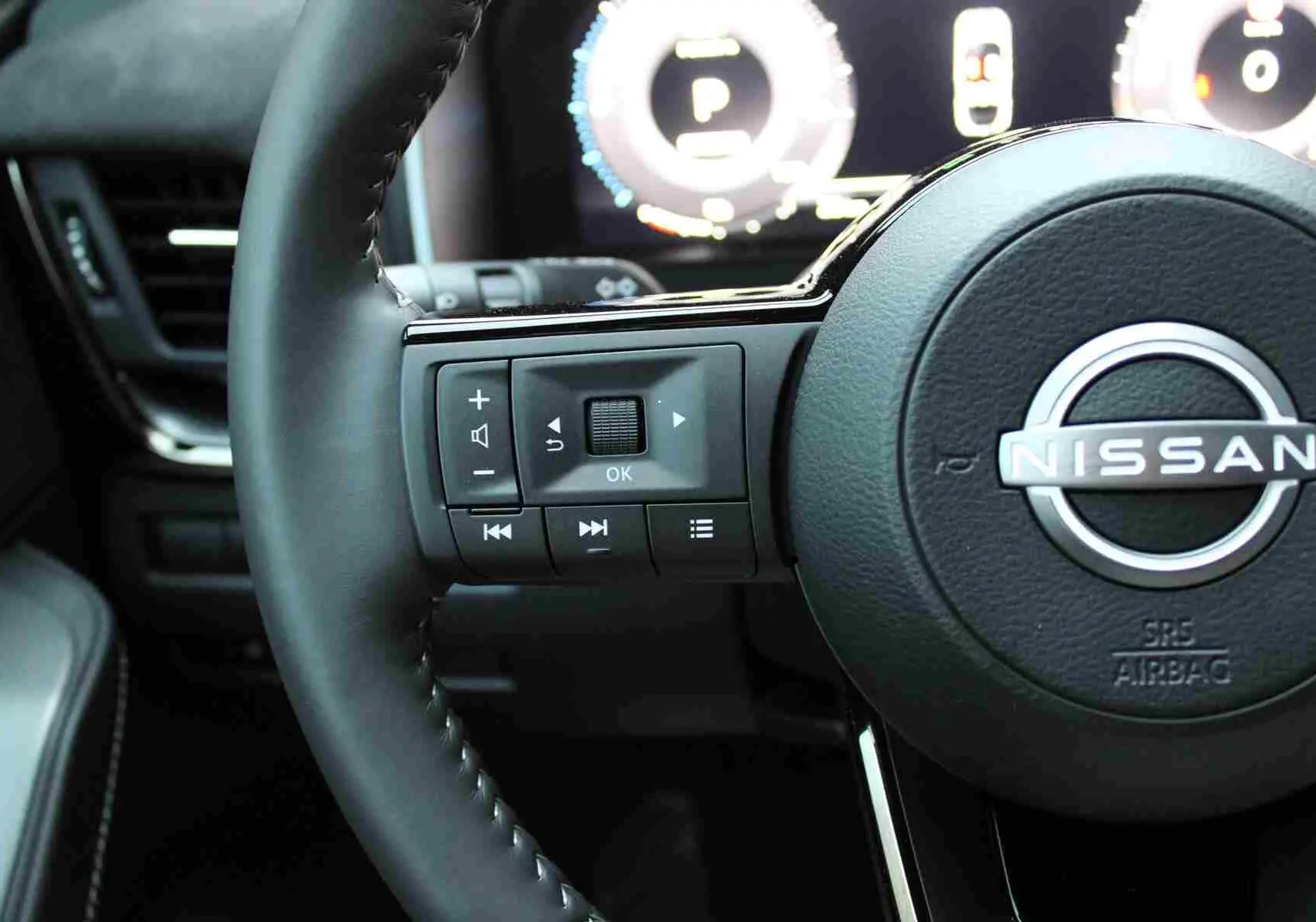 Détail de la console centrale du Nissan Qashqai 2025 avec climatisation automatique et bouton start/stop.