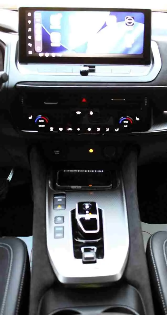 Écran tactile central avec navigation GPS dans l'habitacle du Nissan Qashqai gris céramique 2025, finition N-Design.