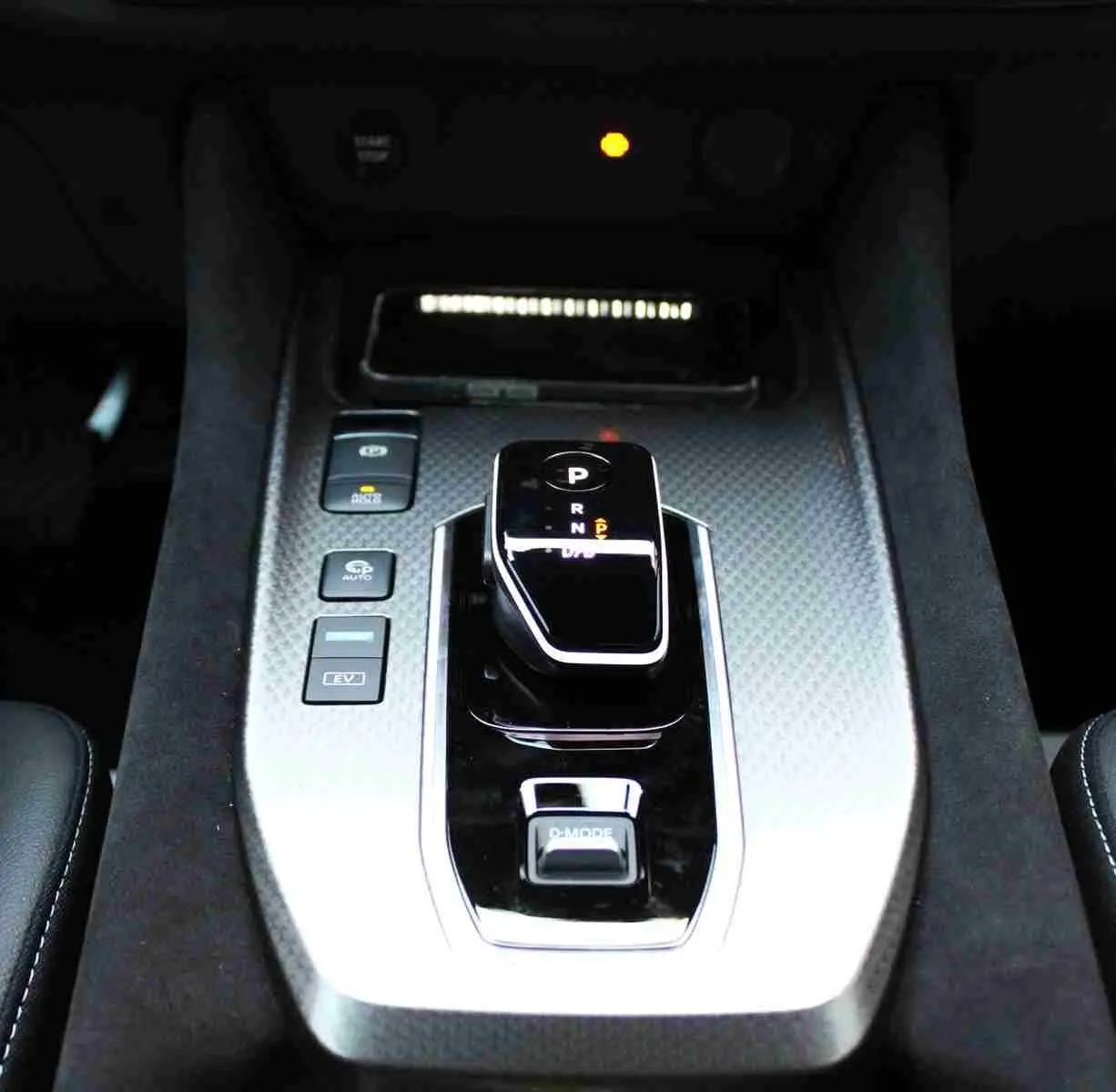 Écran tactile central du Nissan Qashqai 2025, affichant les options audio avec tableau de bord en finition noire.