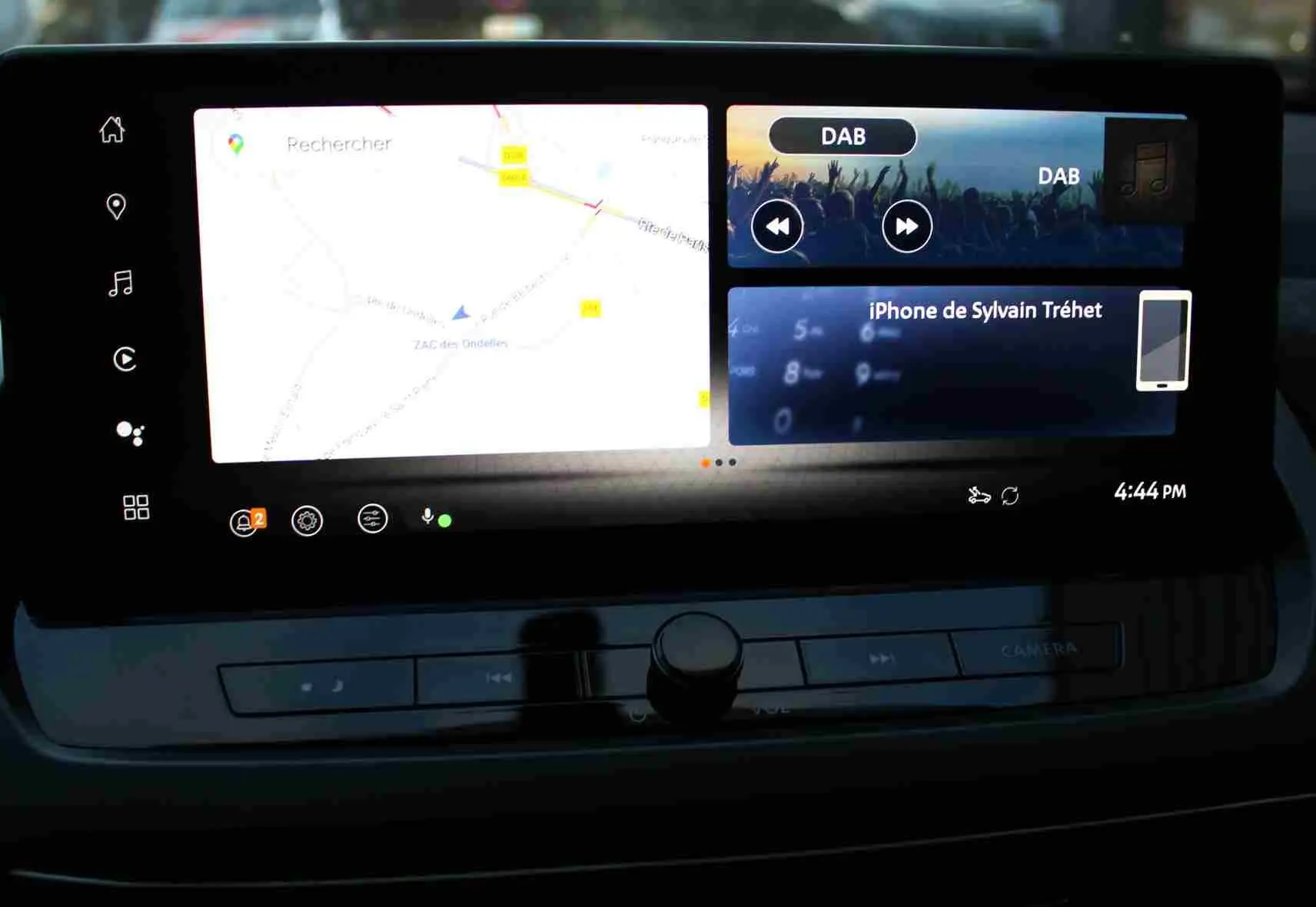 Écran tactile central du Nissan Qashqai 2025 gris céramique, affichant le menu de connexion Bluetooth en intérieur.