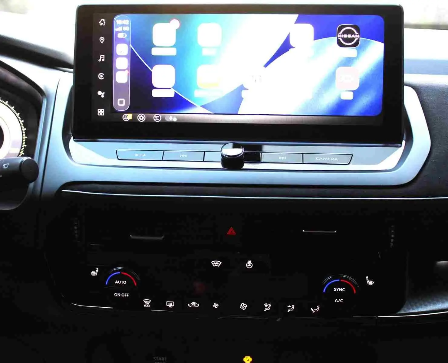 Écran tactile central du Nissan Qashqai 2025 affichant les applications Android Auto et GPS, intérieur moderne.