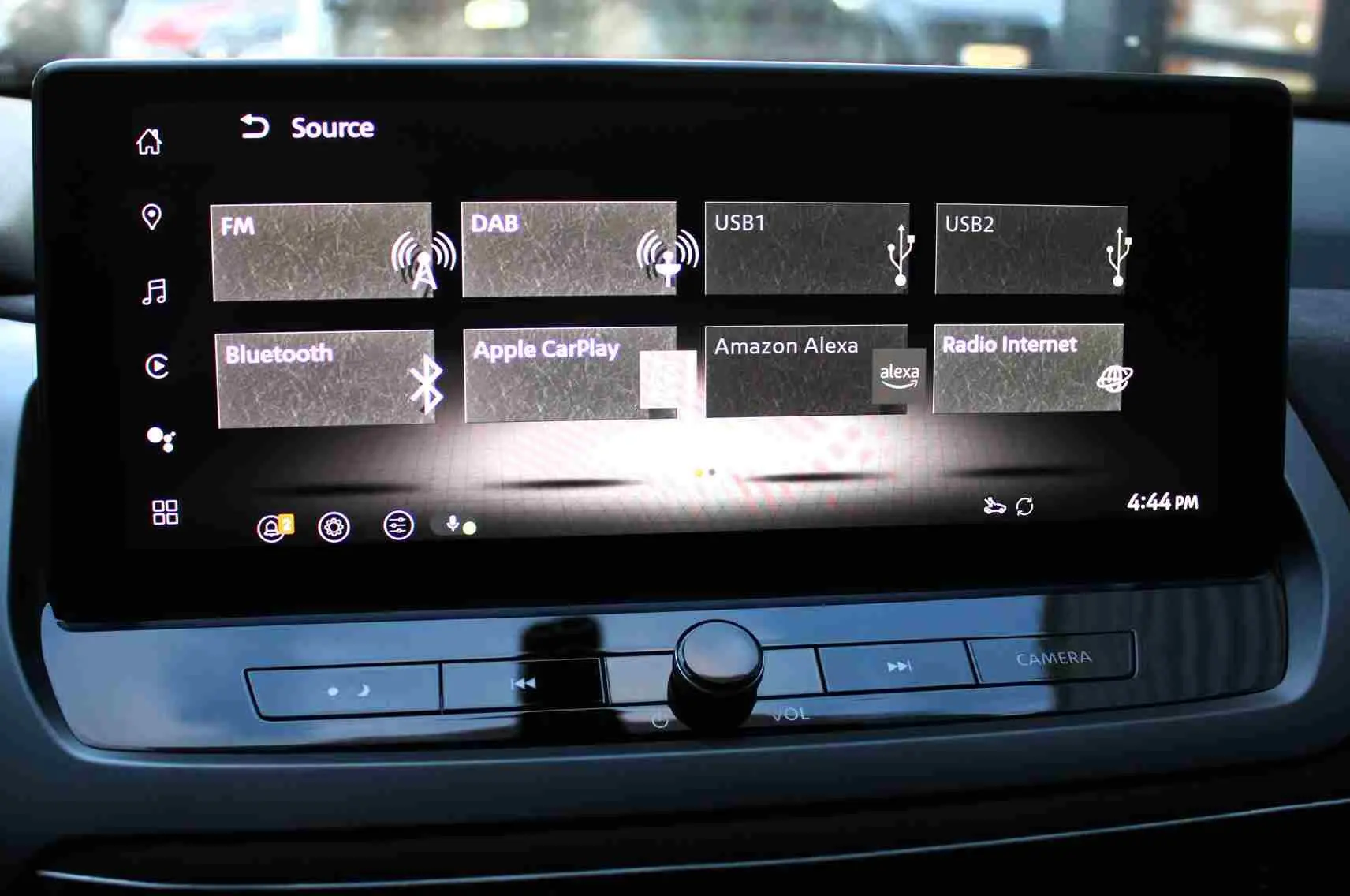 Tableau de bord numérique du Nissan Qashqai 2025 affichant l'aide au conducteur et la vitesse à 0 km/h.