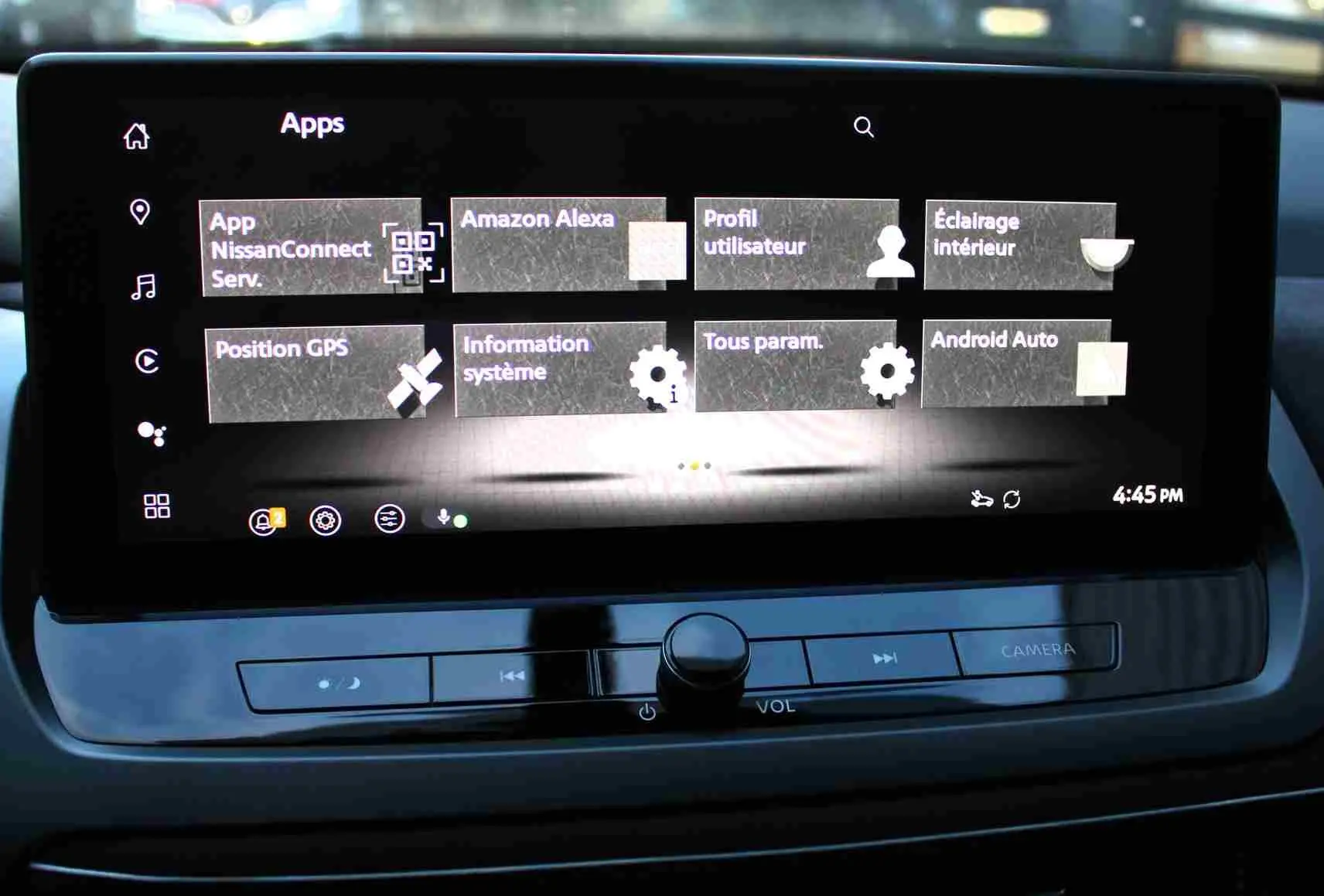 Tableau de bord numérique du Nissan Qashqai 2025 affichant vitesse à zéro et frein d'urgence activé avant et arrière.