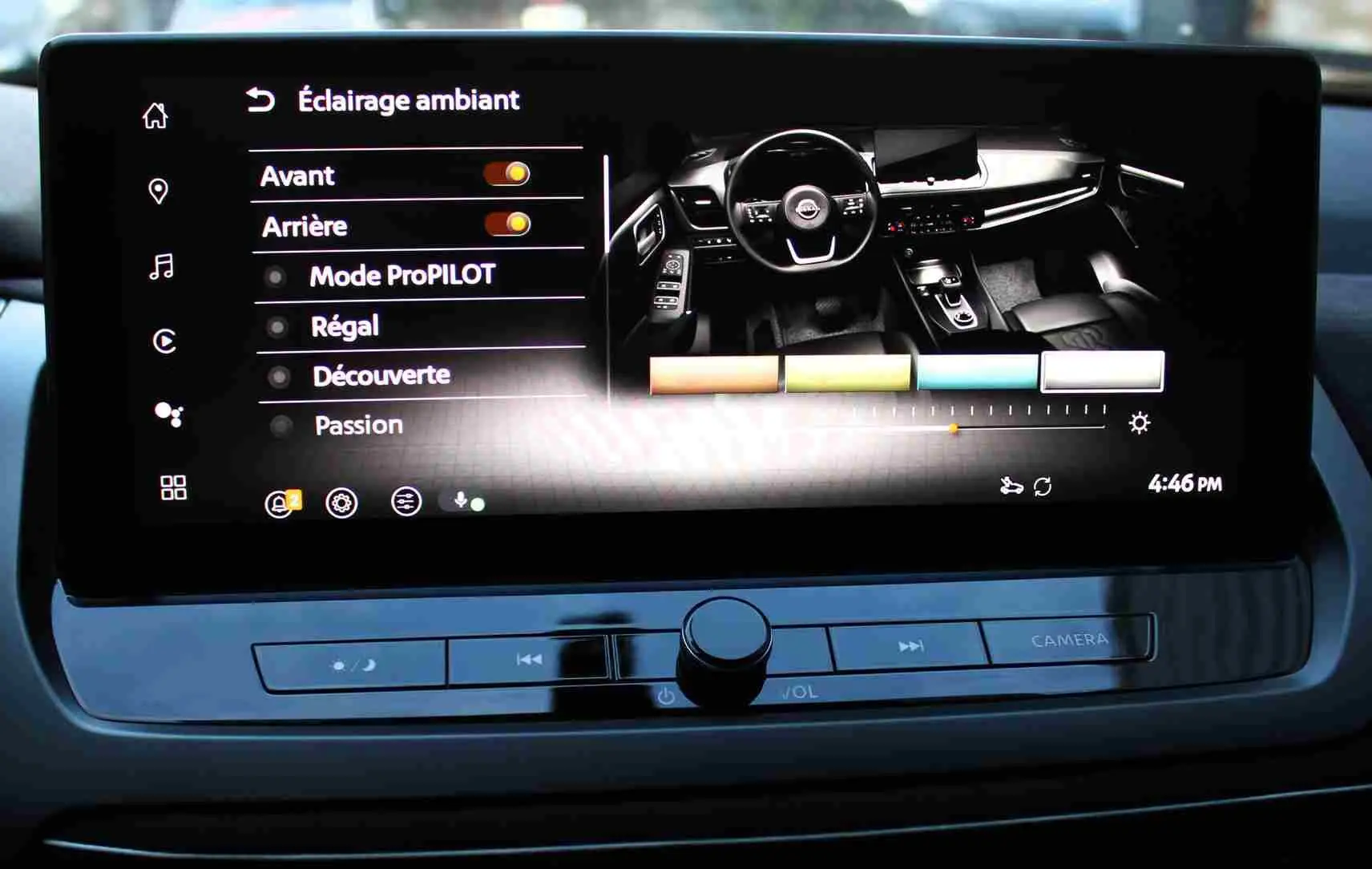 Écran central affichant la caméra de recul et vue 360° du Nissan Qashqai gris céramique avec toit noir, intérieur moderne.