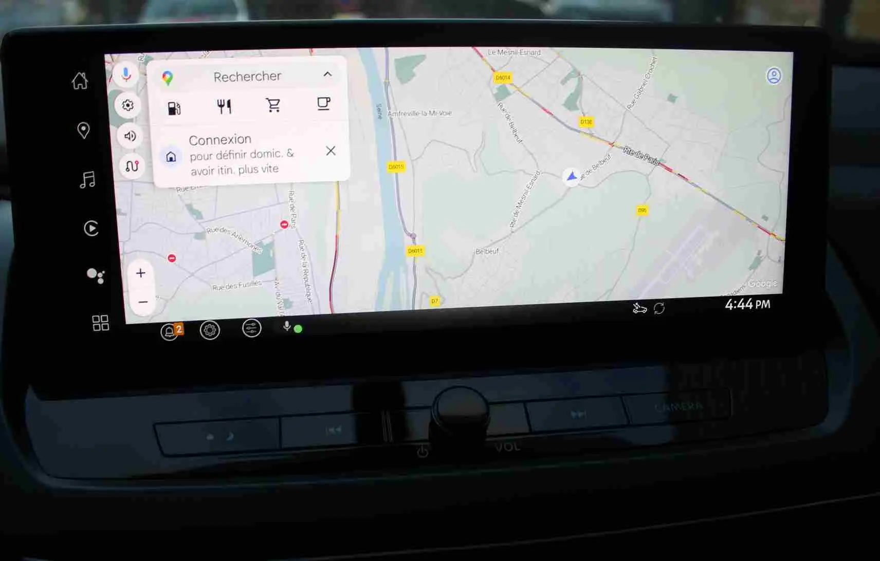 Tableau de bord numérique du Nissan Qashqai 2025 affichant l'aide au stationnement et la vitesse à zéro km/h.