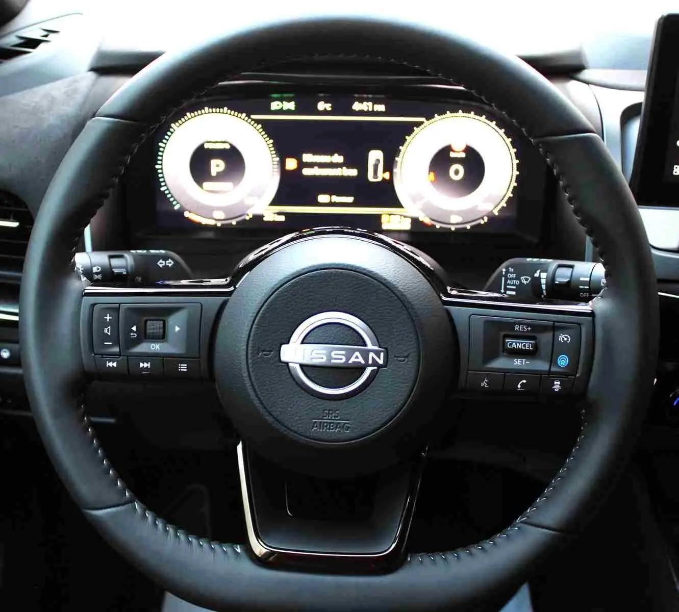 Profil droit du Nissan Qashqai 2025 gris céramique métal avec toit noir et jantes noires distinctives.