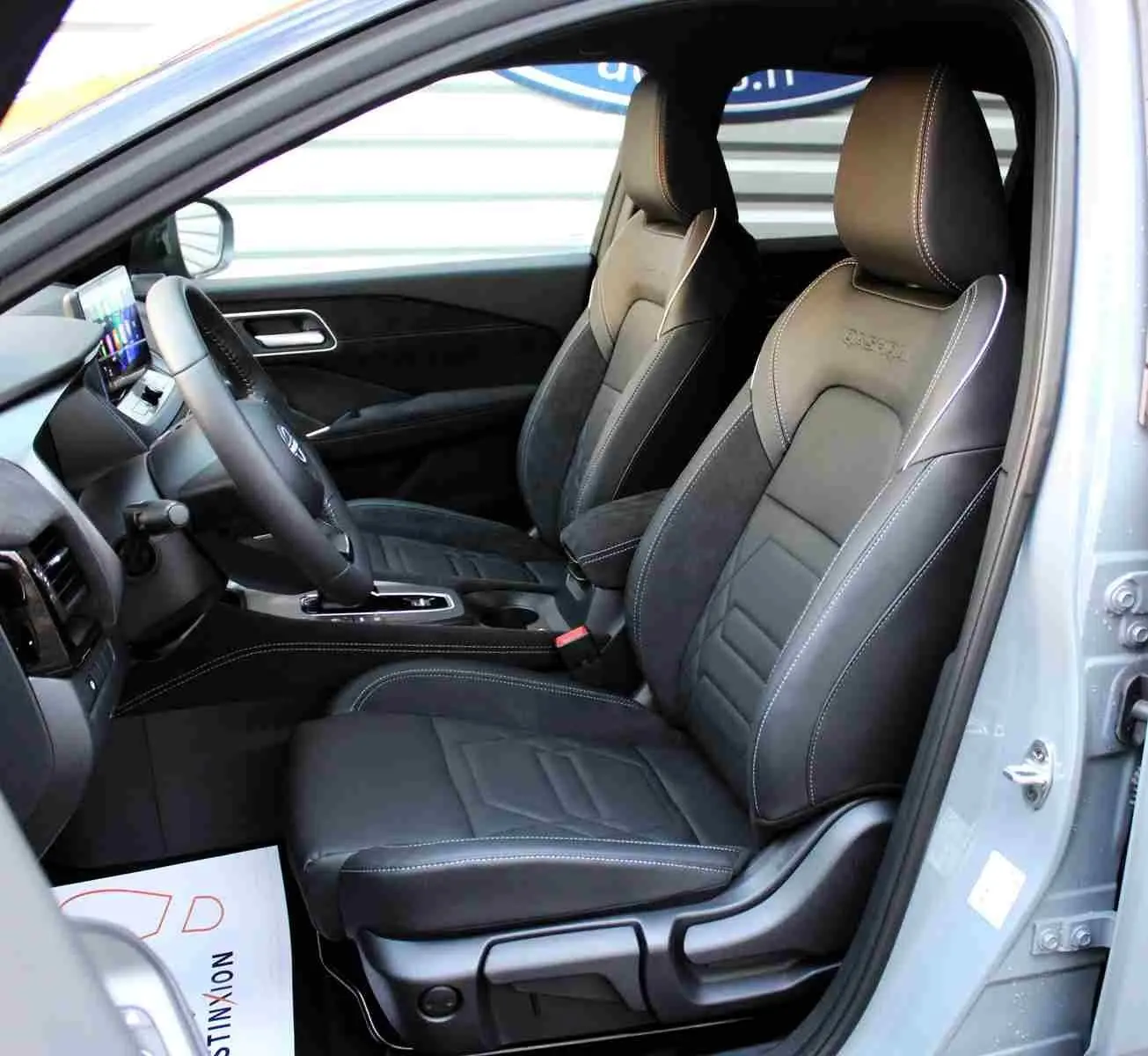 Vue arrière d'un Nissan Qashqai 2025 gris céramique métal avec toit noir, mettant en valeur ses feux LED et son badge E-POWER.