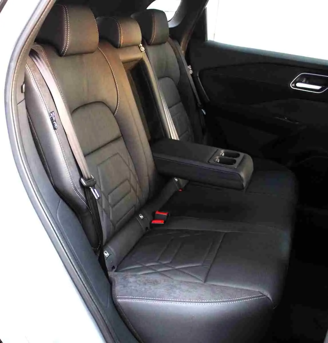 Profil gauche du Nissan Qashqai 2025 gris céramique avec toit noir et jantes noires distinctives.