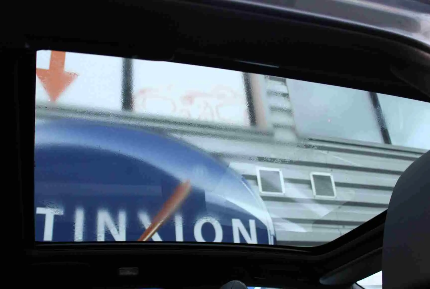 Gros plan sur la roue avant gauche du Nissan Qashqai gris céramique avec jante noire et argentée au design moderne.