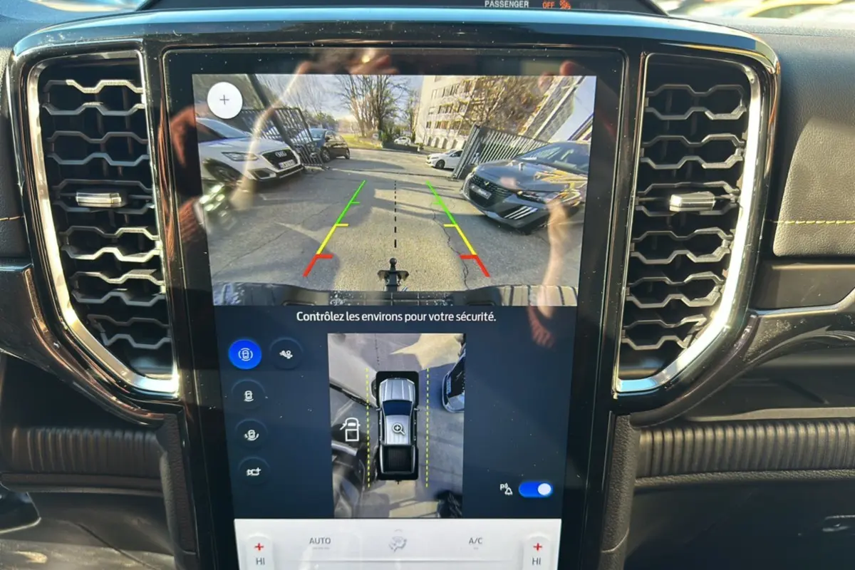 Écran central du Ford Ranger Wildtrak 2025 montrant la caméra 360° et l’aide au stationnement en marche.