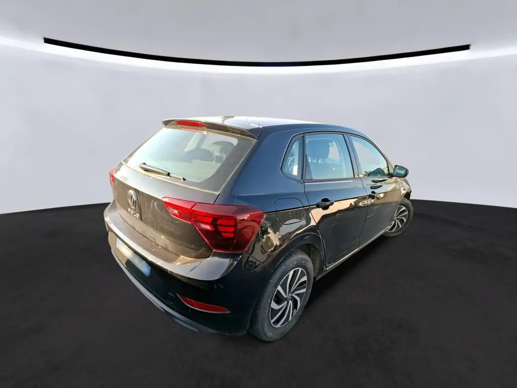 Vue 3/4 arrière droite d'une Volkswagen Polo noire 2022 avec feux arrière LED et jantes alliage distinctives.