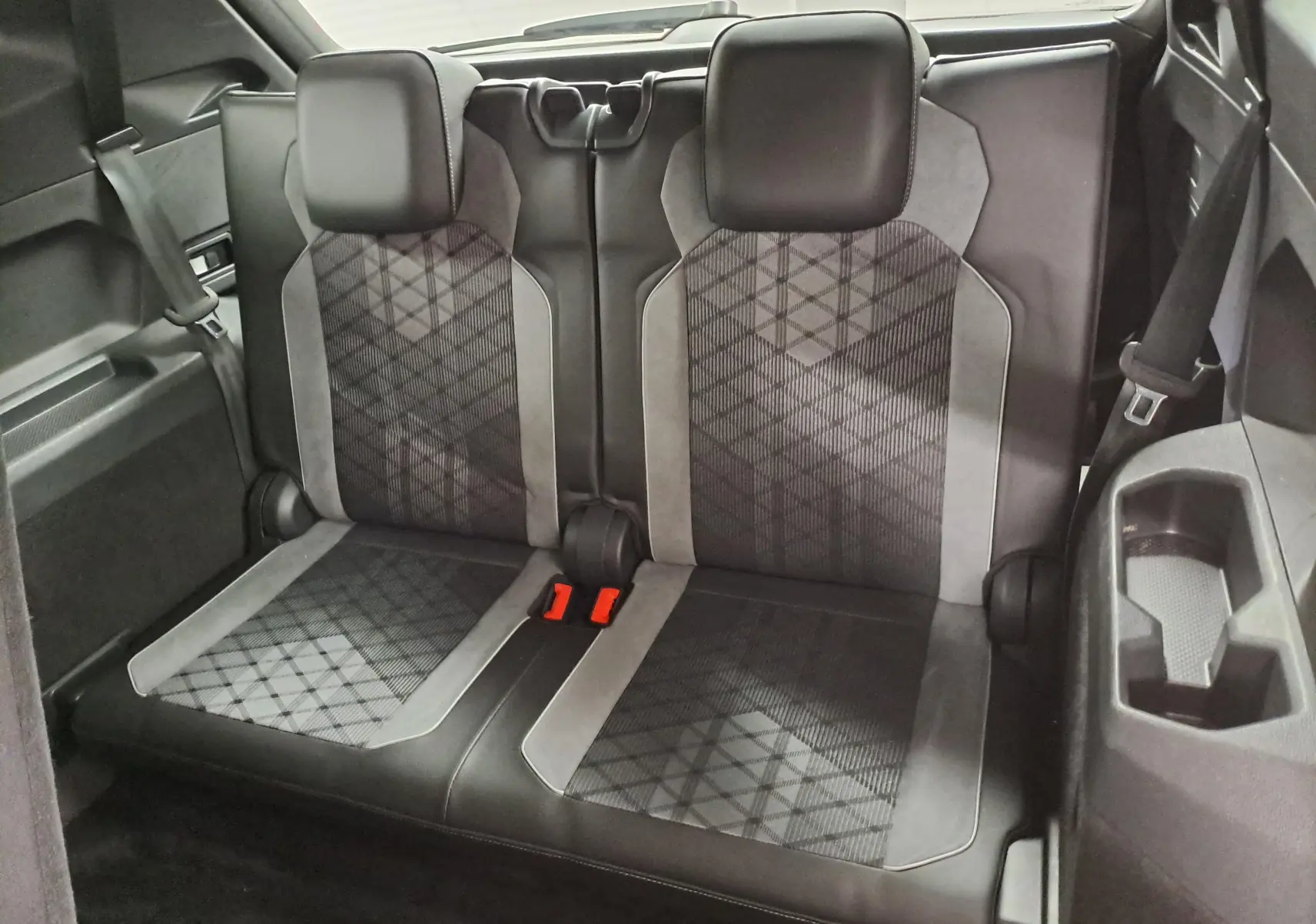 Vue rapprochée des sièges arrière en tissu noir et gris du Volkswagen Tiguan Allspace 2023, version R-Line.