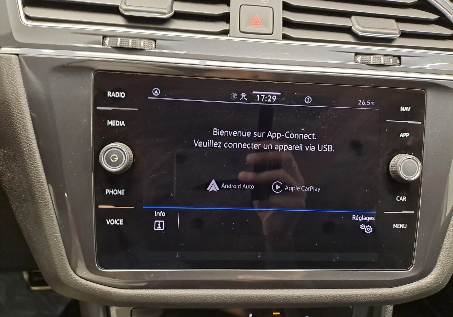 Écran tactile central du Volkswagen Tiguan Allspace 2023 affichant l'interface App-Connect avec commandes autour.