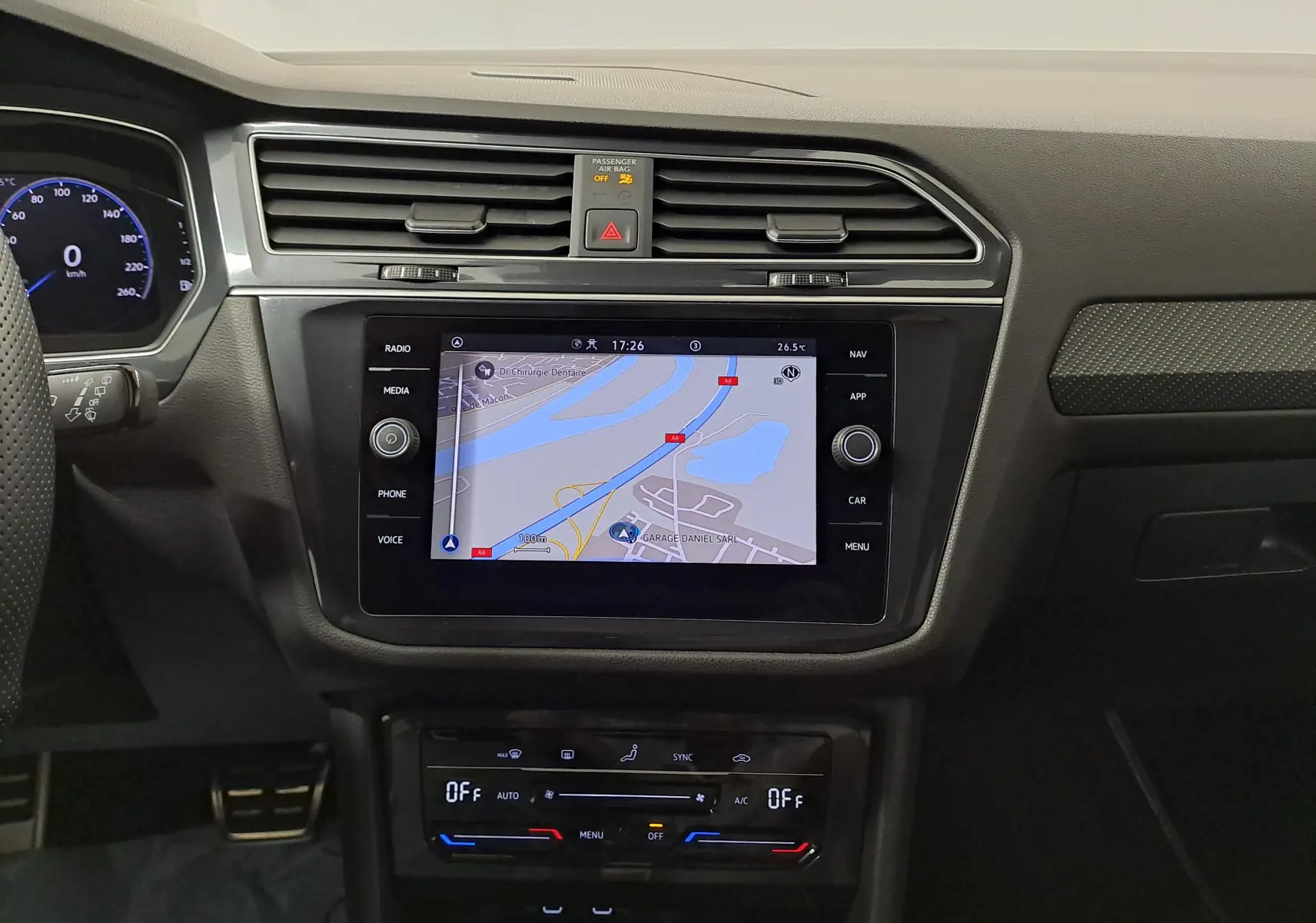 Vue rapprochée du tableau de bord du Volkswagen Tiguan Allspace 2023 avec écran tactile et commandes climatisation.