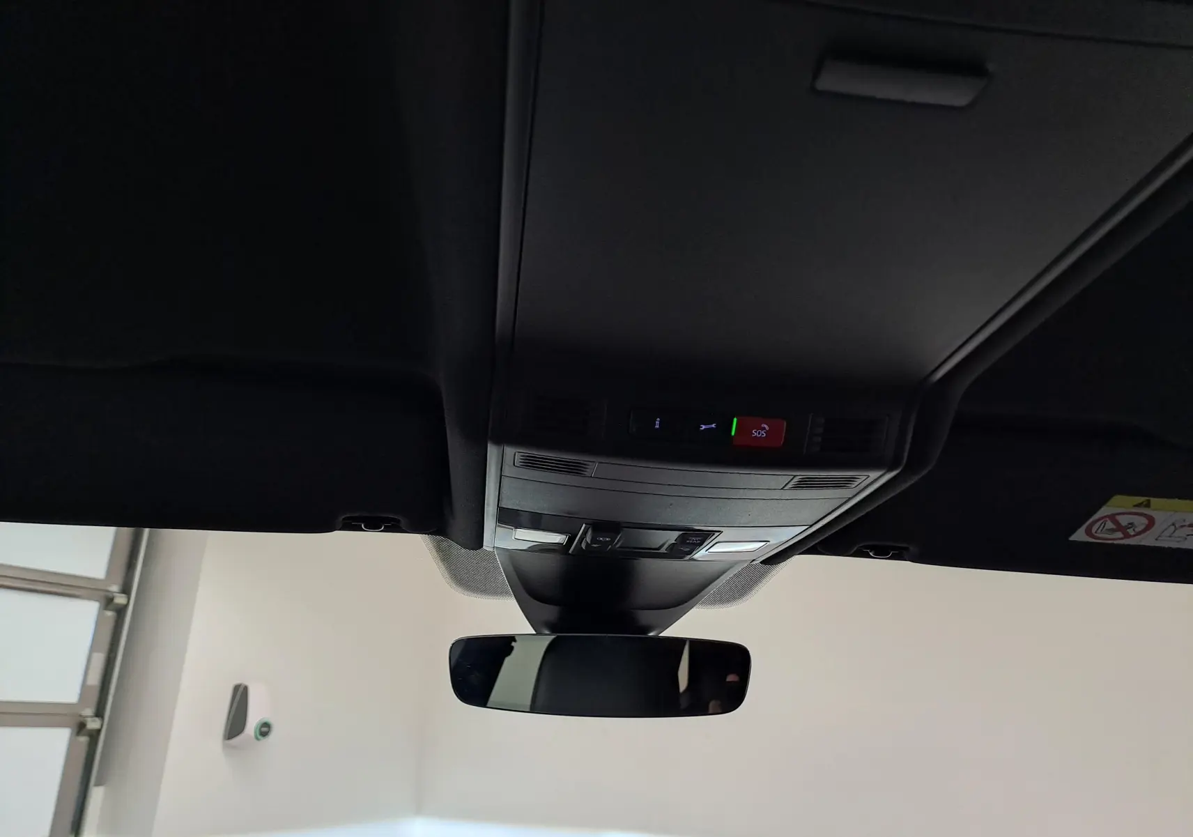 Vue intérieure du toit avec plafonnier et rétroviseur du Volkswagen Tiguan Allspace blanc pur 2023 R-Line.