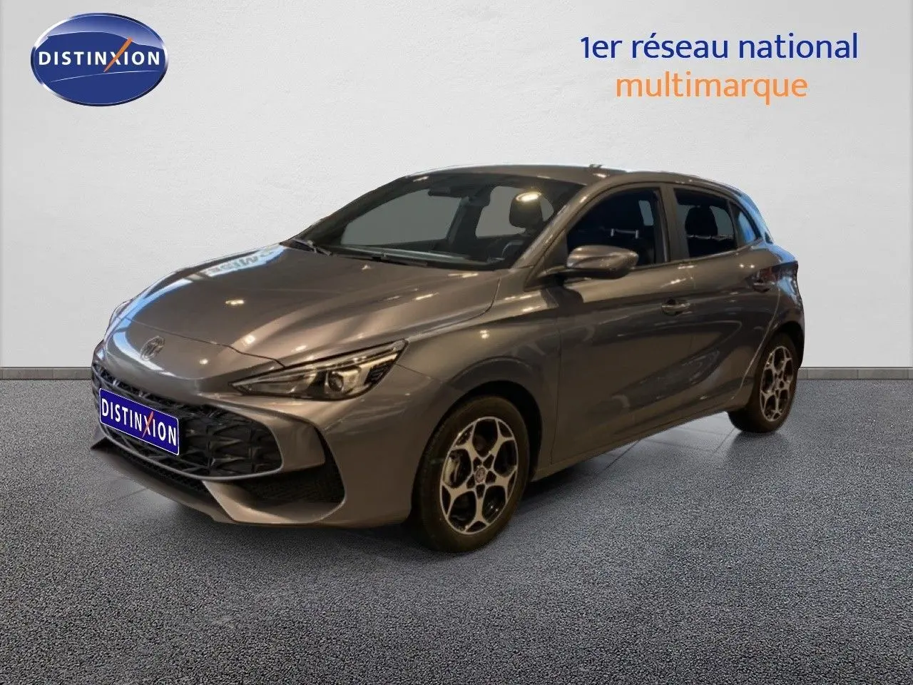 Vue 3/4 avant droit de la MG3 1.5 Hybrid 195ch Comfort en gris Hampstead avec jantes bi-ton distinctives.