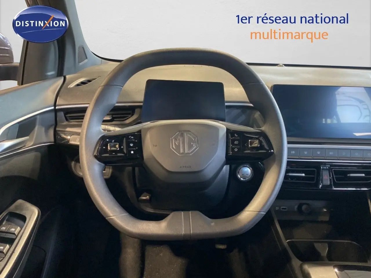 Vue intérieure centrée sur le volant du MG3 1.5 Hybrid 195ch Comfort gris Hampstead avec tableau de bord numérique.
