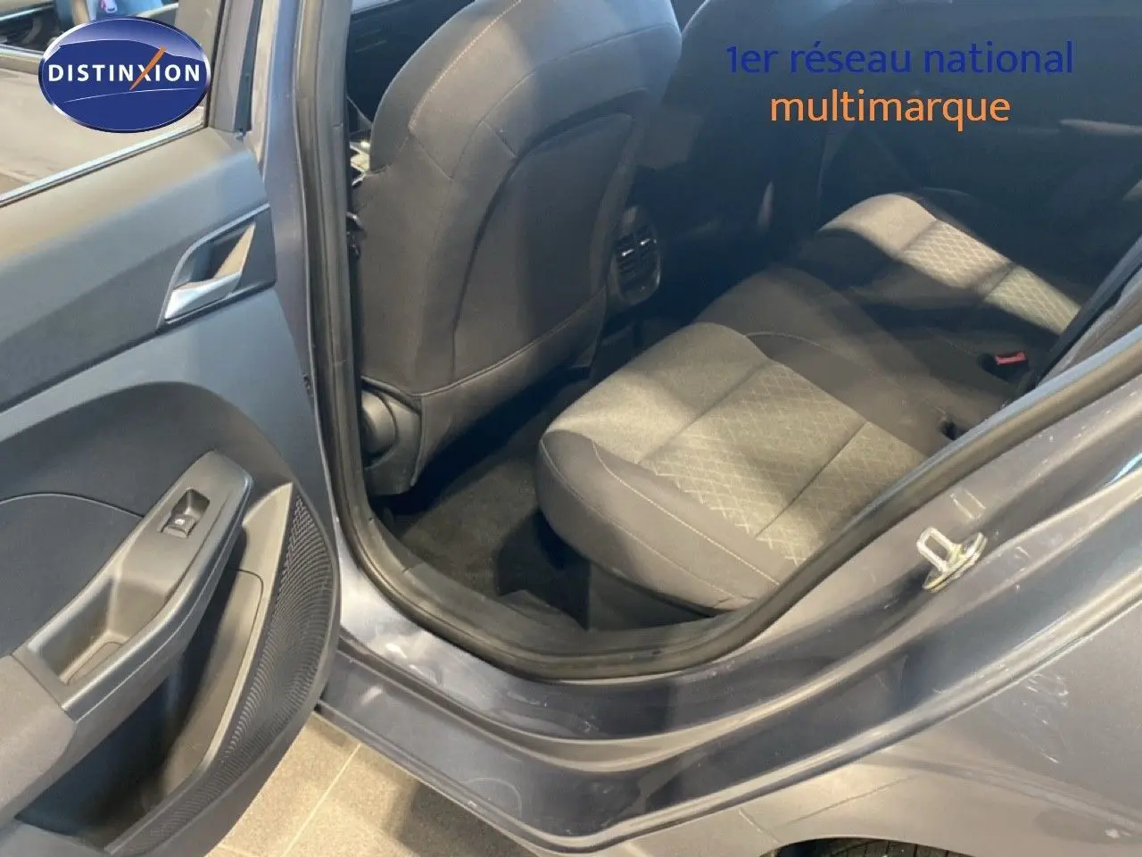 Vue intérieure du siège arrière côté gauche d'une MG3 1.5 Hybrid 195ch Comfort en gris Hampstead métallisé, avec porte ouverte.
