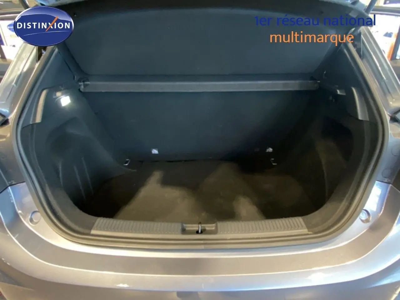 Coffre ouvert vu de l'arrière d'une MG3 1.5 Hybrid 195ch Comfort en gris Hampstead, intérieur noir spacieux.